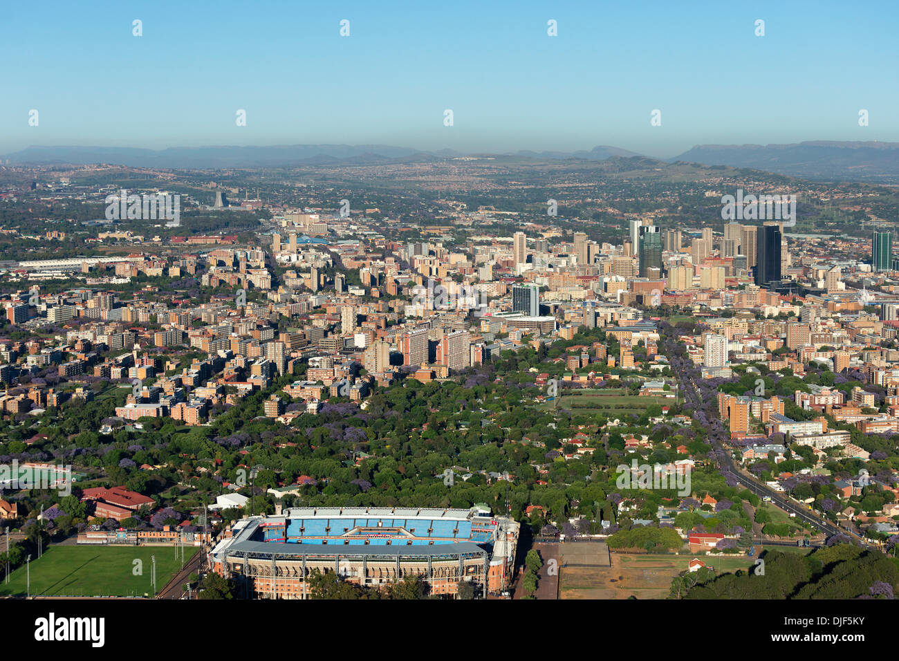 Luftbild von Pretoria des zentralen Geschäftsviertels und der ikonischen Jacaranda-Bäume in voller Blüte. Pretoria.South Afrika Stockfoto