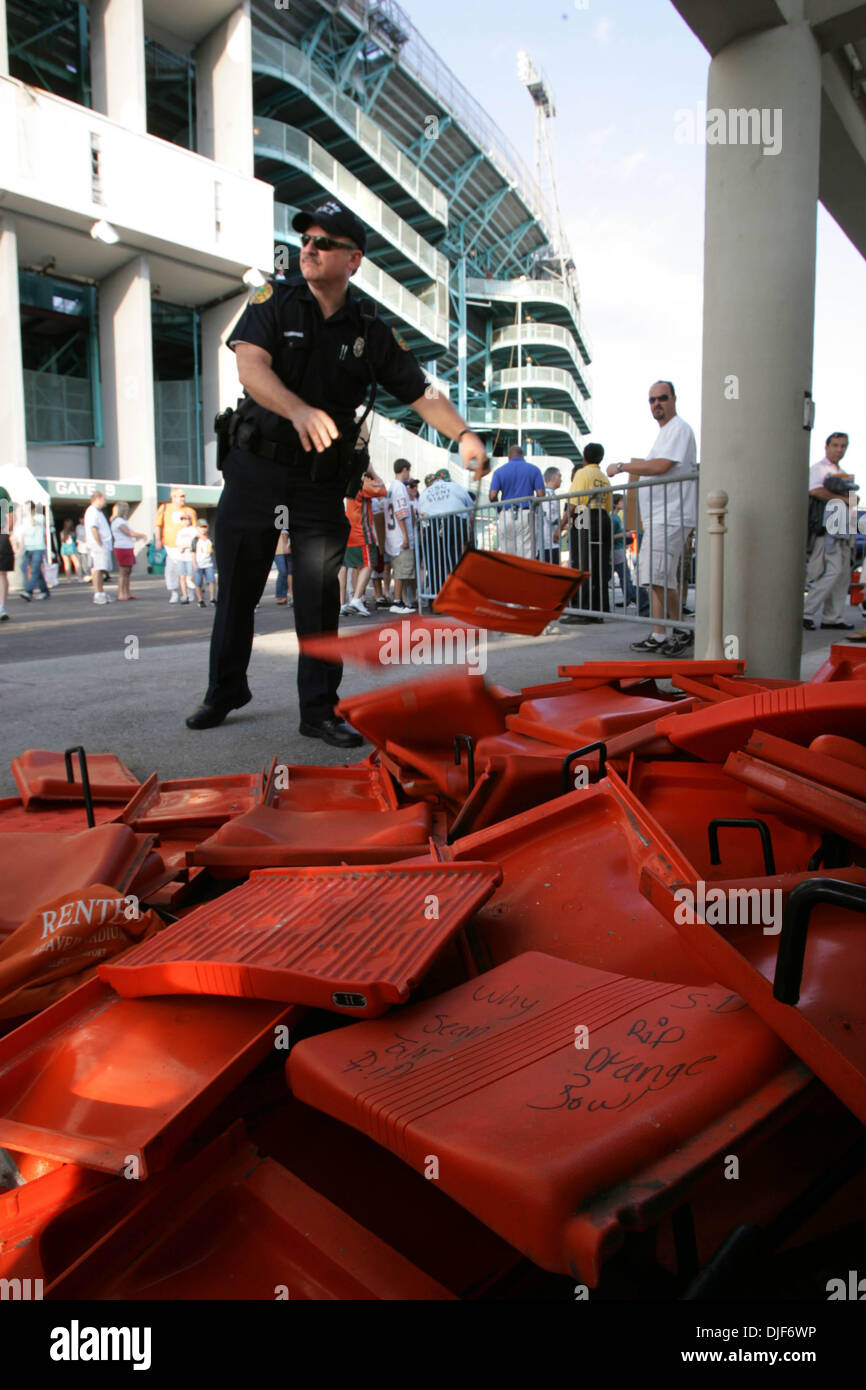 26. Januar 2008 - Miami, Florida, USA - ehemalige Miami Dolphin und U Miami Hurricanes Fußballstars spielen ein "Abschied von der Orange Bowl"-Flag Football-Spiel in der Orange Bowl. Bild: Ein Polizist fügt zu dem Haufen von Sitzplätzen, dass Fans versucht, aus der Orange Bowl nach der Flag-Football-Spiel zu nehmen. (Kredit-Bild: © Allen Eyestone/Palm Beach Post/ZUMA ÖAV) EINSCHRÄNKUNGEN: Stockfoto