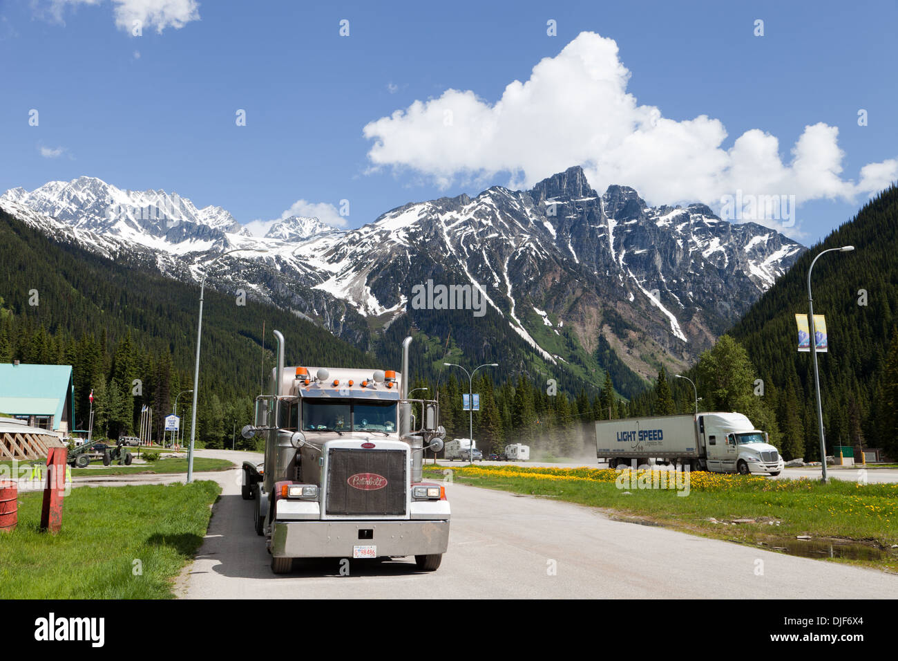 Britische Trucker in Kanada arbeiten auf lange Sicht mit seiner Frau hält am Rogers Pass, die Landschaft zu bewundern Stockfoto