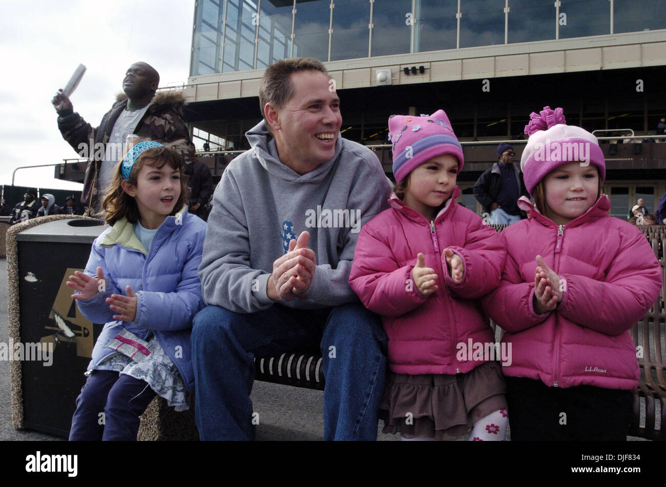 2. Februar 2008 - South Ozone Park, Queens, NY, USA - Gary Gjertsen der Eastchester mit seinen Töchtern Emily (L) und Allison (2. v. R) und ihre Cousine Klara allein auf die Pferde. Winter-Rennen auf dem Aquädukt Racecourse in South Ozone Park, Queens, NY. Aquädukt, auch bekannt als die "Big A", eröffnet am 27. September 1894 in Queens. Im Jahre 1941 wurden ein neues Clubhaus und Track Büros gebaut. Der trac Stockfoto