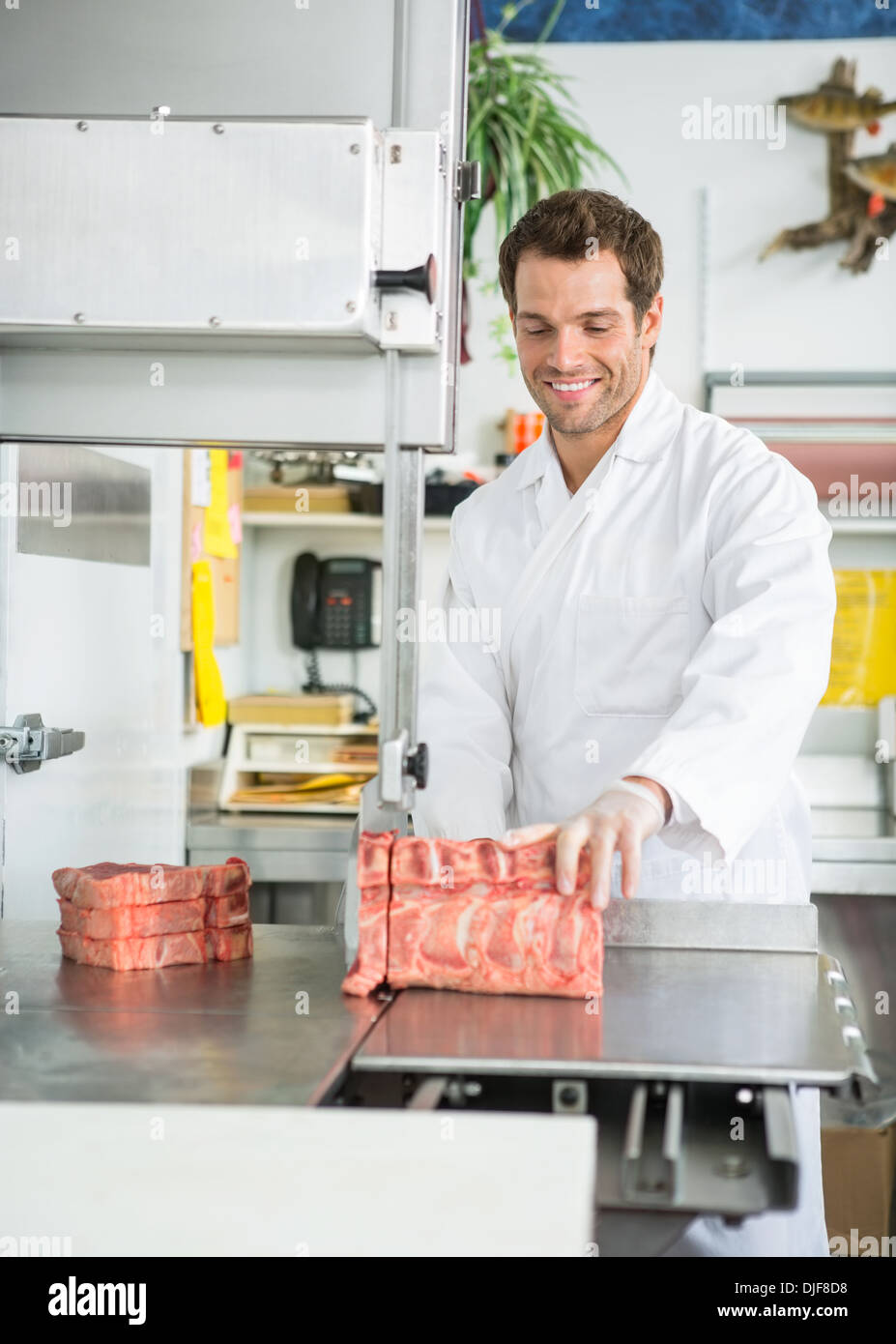 Metzger Schneiden von Fleisch auf Bandsäge Stockfoto