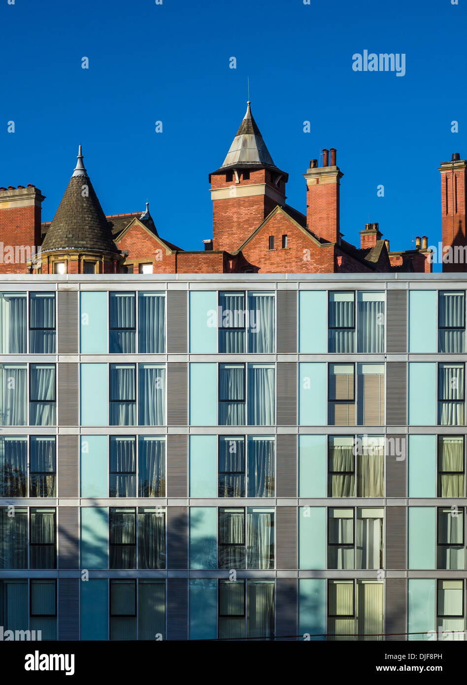 Architektur alte und neue moderne Chelsea London. Grosvenor Waterside Apartments in den Vordergrund und das Lister Krankenhaus hinter. Stockfoto
