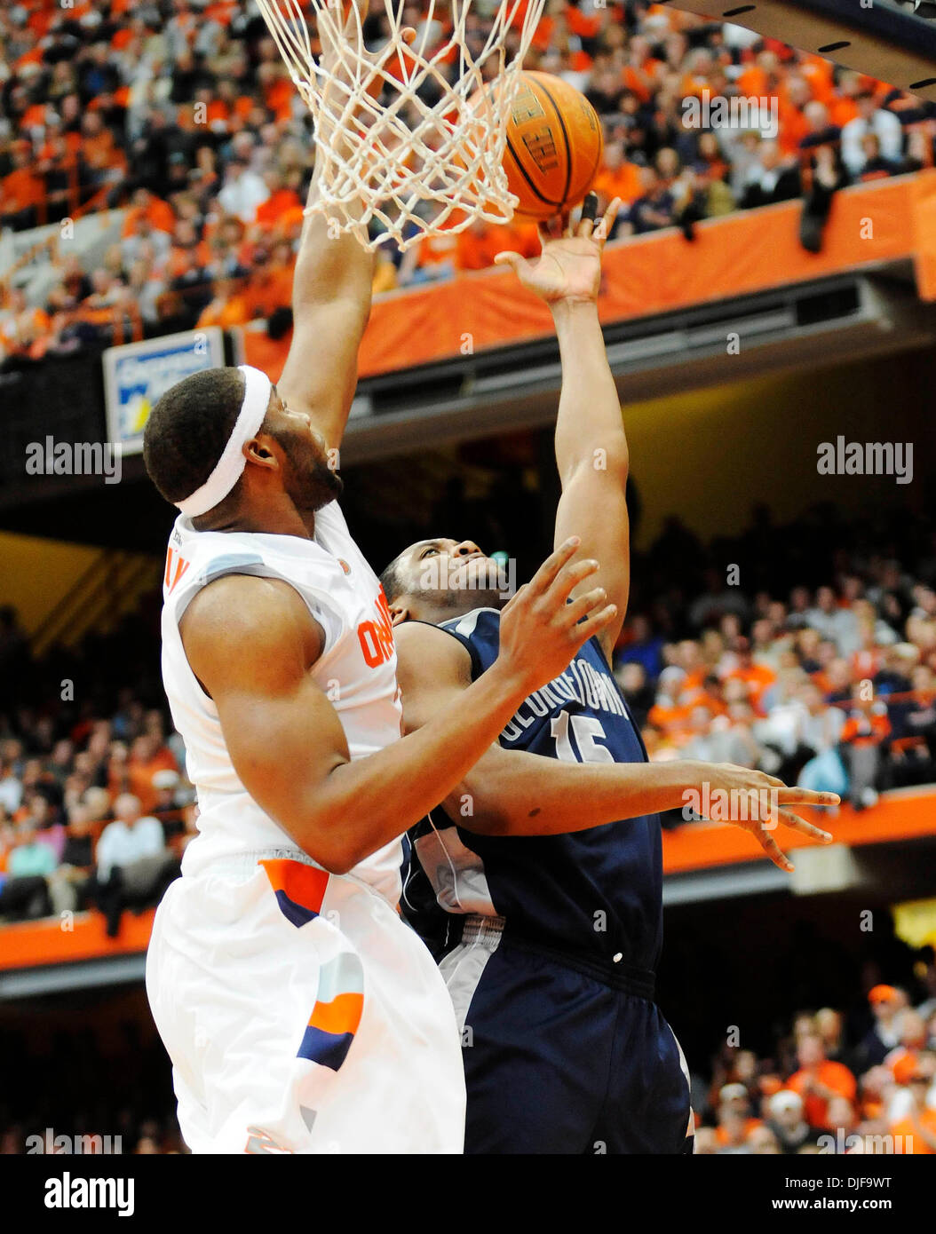 16. Februar 2008 - Syracuse, New York, USA - der Syracuse University Mens Basketball-Team besiegt Georgetown University 77-70 im Carrier Dome in Syracuse, New York. Georgetown guard in Aktion gegen Syrakus AUSTIN FREEMAN (#15). (Bild Kredit: Â © Alan Schwartz/Cal Sport Media/ZUMA Press) (Kredit-Bild: © Alan Schwartz/Cal-Sport-Medien) Stockfoto