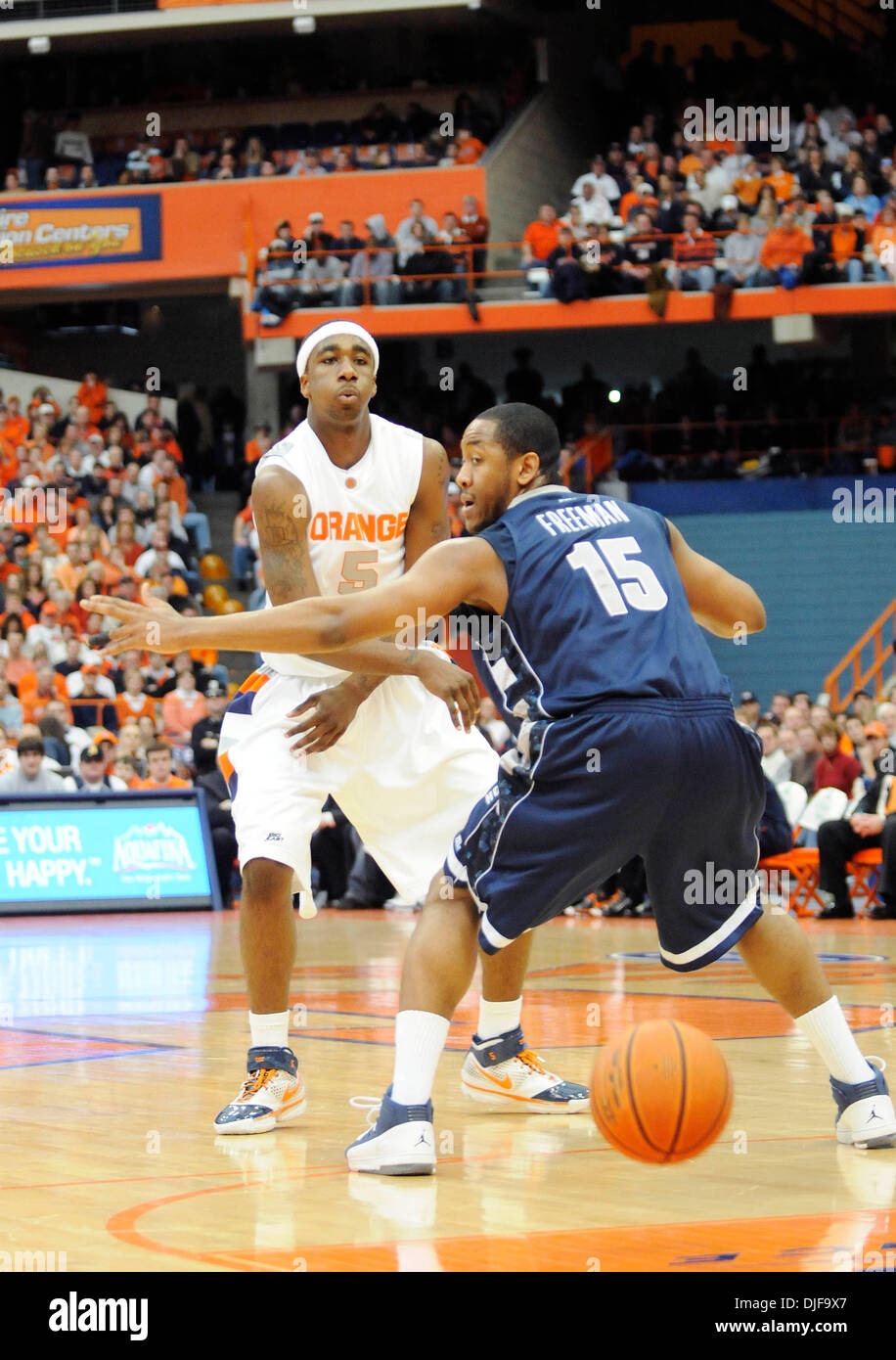 16. Februar 2008 - Syracuse, New York, USA - der Syracuse University Mens Basketball-Team besiegt Georgetown University 77-70 im Carrier Dome in Syracuse, New York. Syrakus vorwärts DONTE GREENE und Georgetown bewachen AUSTIN FREEMAN (#15) im Einsatz bei der Carrier Dome in Syracuse, New York. (Bild Kredit: Â © Alan Schwartz/Cal Sport Media/ZUMA Press) (Kredit-Bild: © Alan Schwartz/Cal Stockfoto