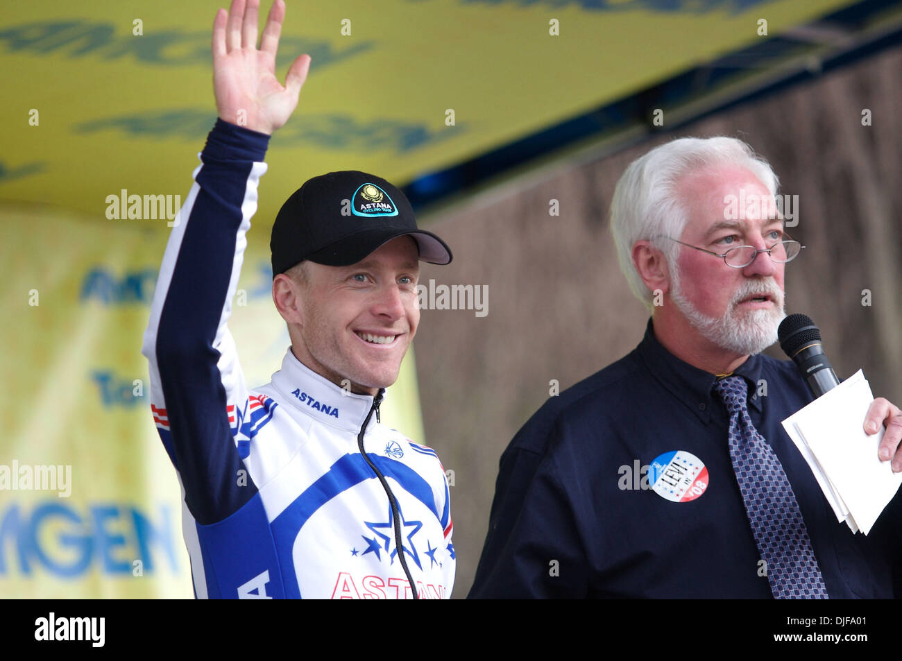 18. Februar 2008 - Santa Rosa, Kalifornien, USA - LEVI LEIPHEIMER winkt der Menschenmenge in der Innenstadt von Santa Rosa nach der ersten Phase des Jahres 2008 Amgen Tour of California. (Kredit-Bild: © Kate Karwan Burgess/ZUMA Press) Stockfoto