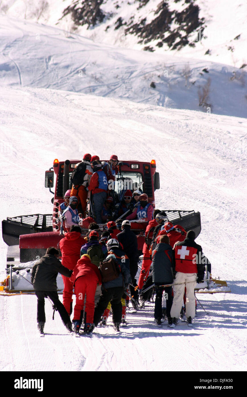 20. Februar 2008 - Gulmarg, Kaschmir, Indien - Konkurrenten werden in einer Linie hinter einer Pistenraupe für die Praxis auf dem Schnee im Laufe des 2. Tages der nationalen Winterspiele in Gulmarg, 55 km (34 Meilen) westlich von Srinagar, 20. Februar 2008 gezogen. Teilnehmer aus verschiedenen indischen Bundesstaaten konkurrieren im Wintersport in der fünften Auflage der Spiele. (Kredit-Bild: © Altaf Zargar/ZUMA Press) Stockfoto