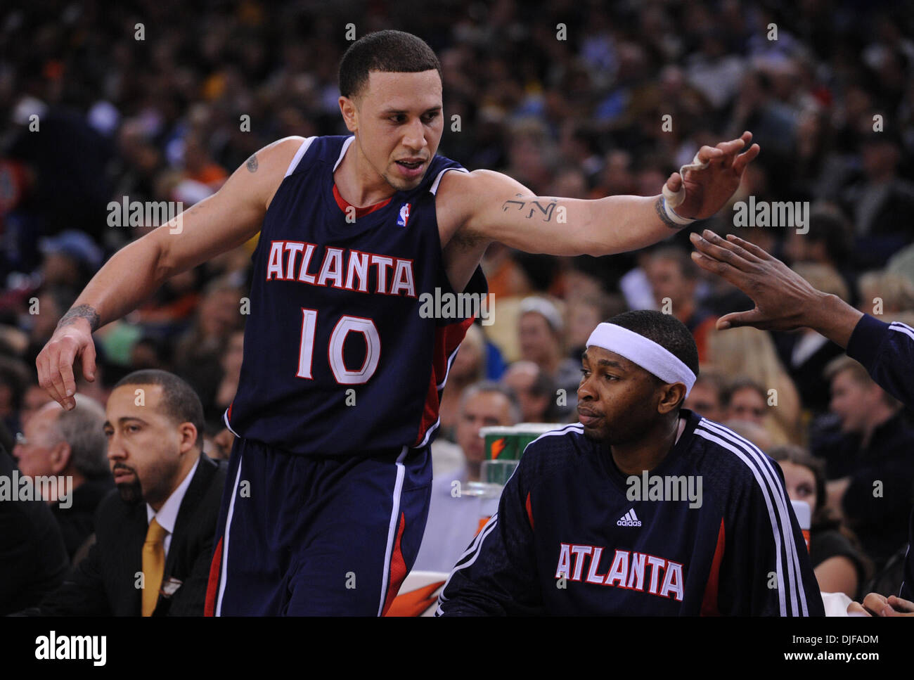 Atlanta Hawks' Mike Bibby, #10-Fives seine Teamkollegen während des Spielens den Golden State Warriors im 1. Quartal ihres Spiels auf Freitag, 22. Februar 2008 in der Oracle Arena in Oakland, Kalifornien (Jose Carlos Fajardo/Contra Costa Times / ZUMA Press). Stockfoto