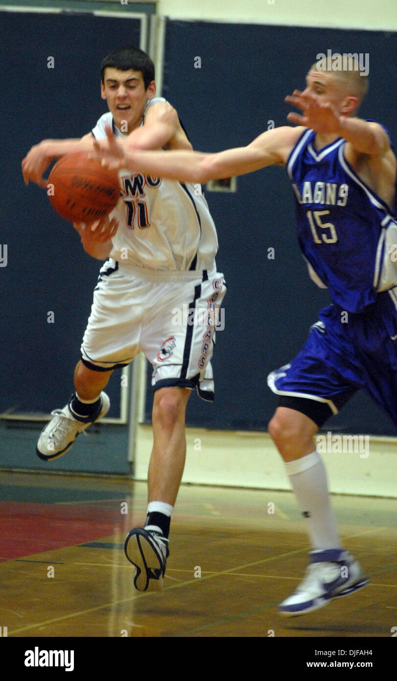 Campolindo High School Will Schilde, #11, gilt auch für die lose gegen Sacramento Drachen Chris Avenant #15 im 2. Quartal ihre NCS-Playoff-Spiel an der Campolindo High School in Kalifornien und Moraga Dienstag, 4. März 2008. (Contra Costa Times / Bob Larson) Stockfoto