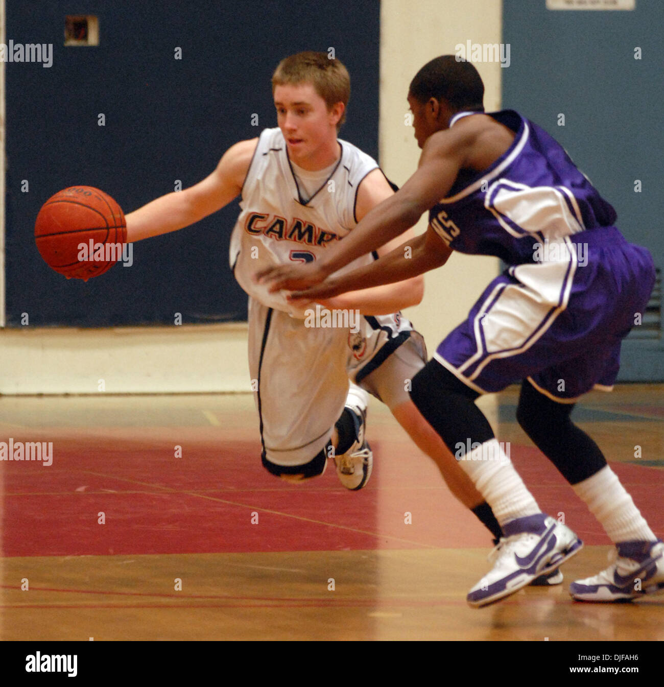 Campolindo High School Ryan Fruin treibt den Ball vorbei an der Sacramento Drachen Travon Abraham #5 im 2. Quartal ihre NCS-Playoff-Spiel an der Campolindo High School in Kalifornien und Moraga Dienstag, 4. März 2008. (Contra Costa Times / Bob Larson) Stockfoto