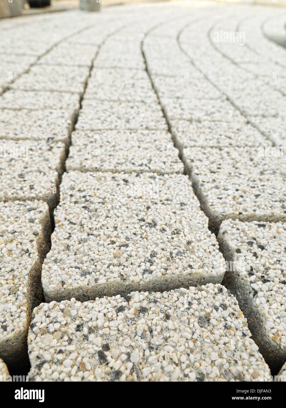 Bürgersteig Weg von hellen Creme Betonpflaster Blöcke mit mineralischer Belag Stockfoto