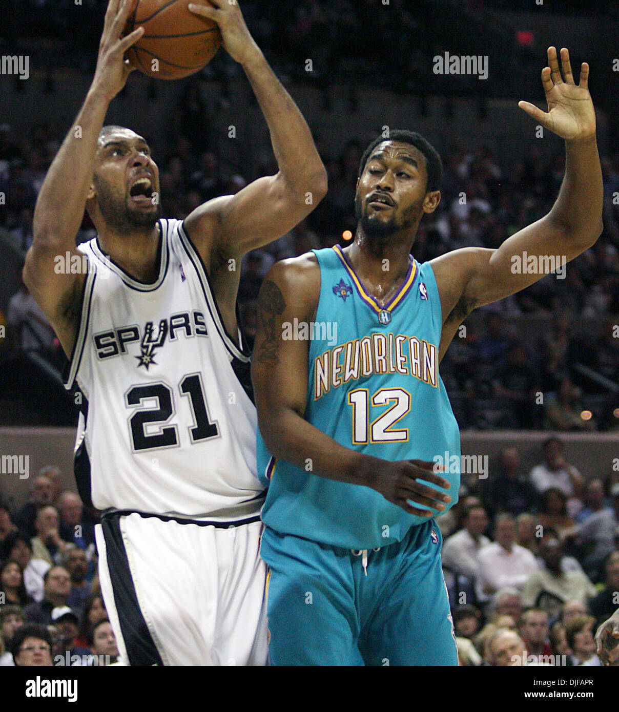 23. Februar 2008 - San Antonio, Texas, USA - Spurs TIM DUNCAN ruft Foulded von New Orleans Hornets #12 HILTON ARMSTRONG in der 4. Periode des Spiels in der Mitte des at&t. (Kredit-Bild: © DELCIA LOPEZ/San Antonio Express-News/ZUMA Press) Einschränkungen: * San Antonio, Seattle Zeitungen und USA Boulevardpresse Rechte heraus * Stockfoto