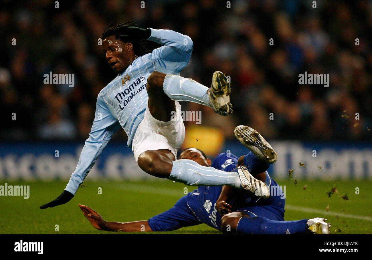 Mwaruwari Benjani von Manchester City wird bis mit Joseph Yobo des FC Everton beendet (Credit-Bild: © Fotograf/Cal Sport Media) Stockfoto