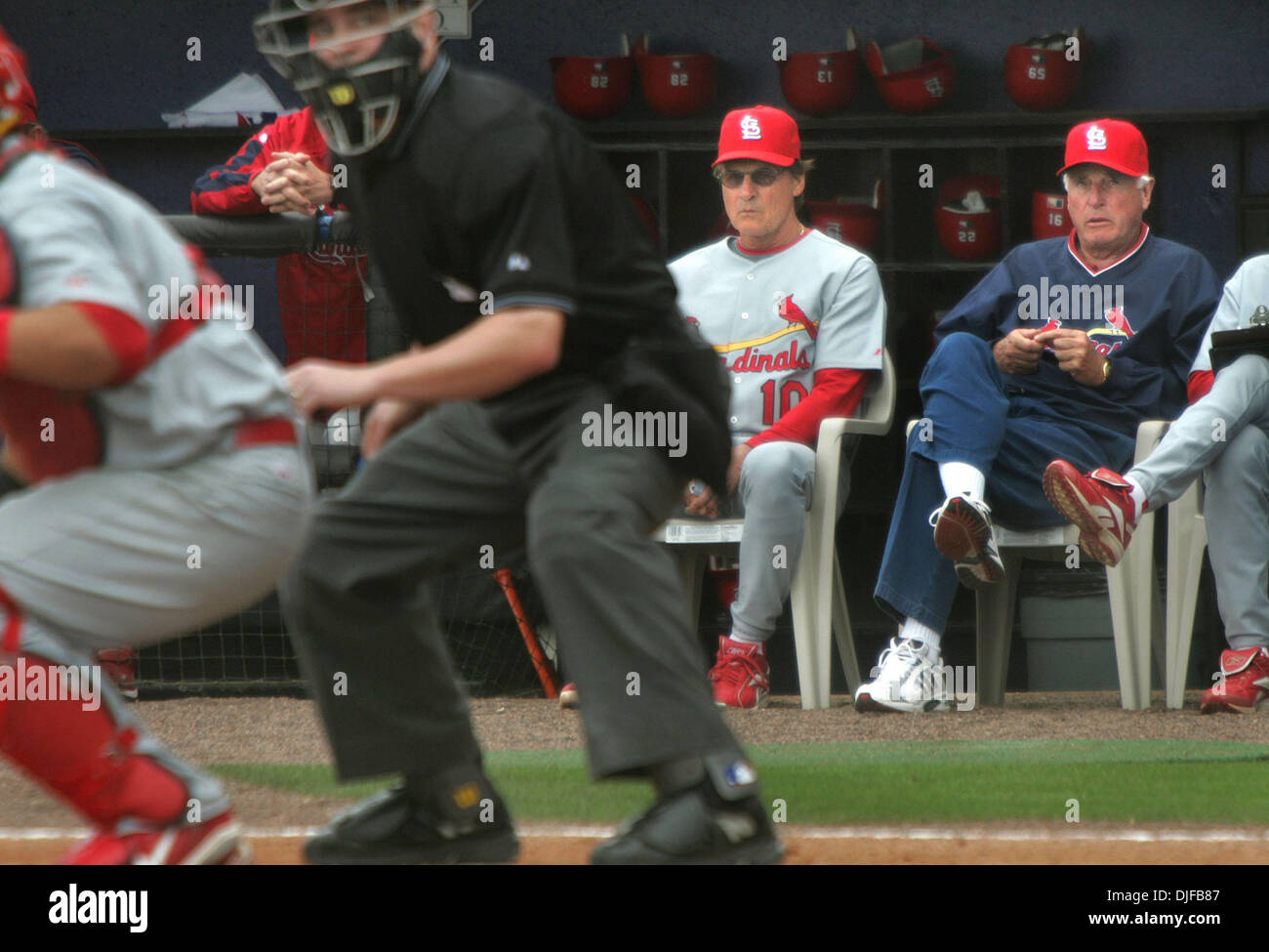 29. Februar 2008 - Port St. Lucie, Florida, USA - ehemalige Indiana Basketball-Trainer BOBBY KNIGHT, Recht, sitzt mit St. Louis Cardinals-Manager TONY LA RUSSA (Mitte) und beobachtet das Spiel vor der Kardinäle Einbaum gegen die New York Mets Freitagnachmittag auf Tradition. (Kredit-Bild: © David Spencer/Palm Beach Post/ZUMA Press) Einschränkungen: * USA Boulevardpresse Rechte heraus * Stockfoto