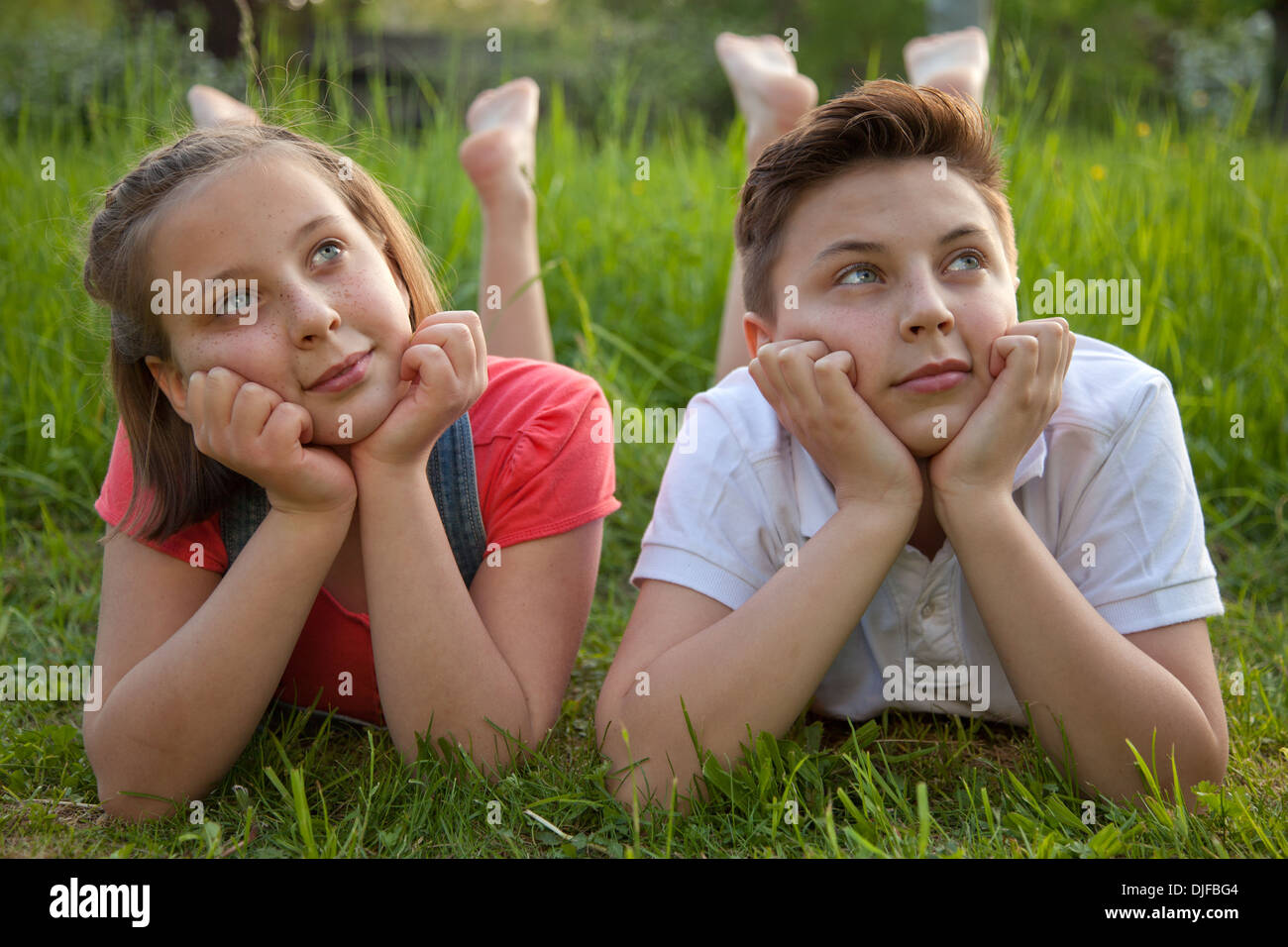 Porträt eines jungen Jungen und Mädchen Tages träumen auf einer Wiese Stockfoto