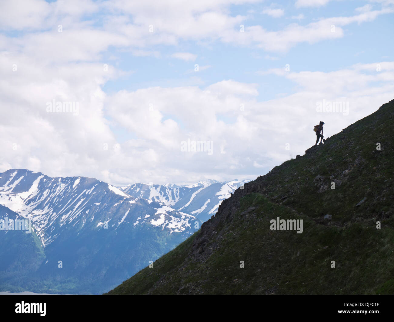 Bergwandern In den Chugach Front Range Bergen oberhalb Falls Creek mit der Kenai Mountains hinaus; Alaska Stockfoto