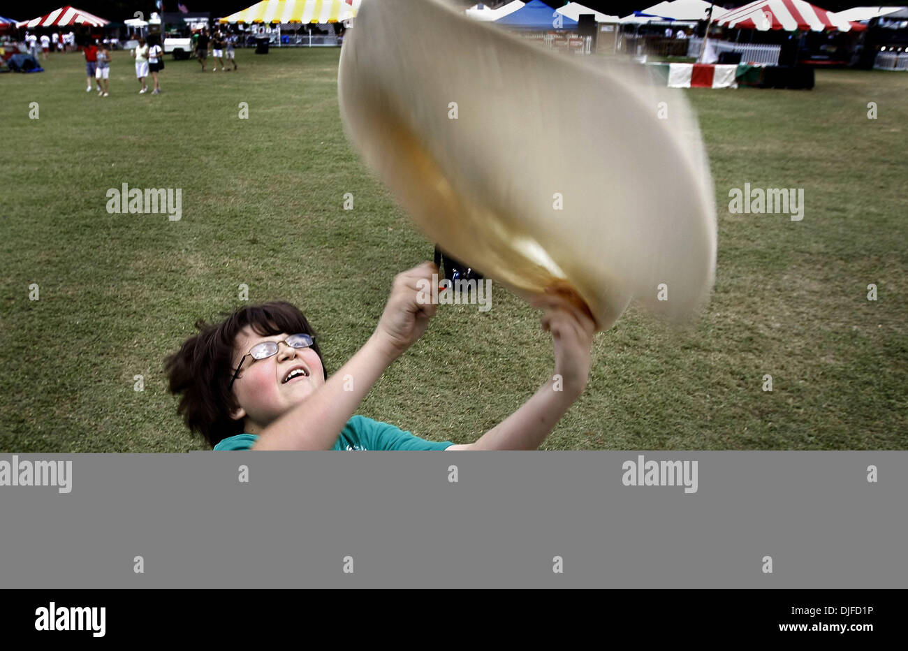 5. Juni 2010 - wirft Memphis, TN, USA - 5 Juni 10 (Mwpizza) Foto von Mark Weber - Keegan Vespo 11, Pizzateig in der Luft beim Teig Tricks lernen, während eine Hand auf Demonstration in Memphis italienischen Festival in Marquette Park Samstag Nachmittag. Das Festival ist seit 1989 eine jährliche Tradition und Erlös profitieren die Kinder des Heiligen Rosenkranzes Pfarrschule. (Credi Stockfoto