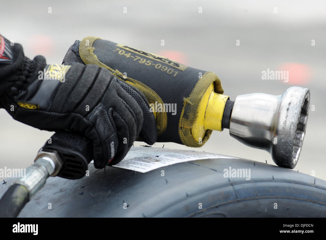 Ein Crew-Mitglied aus dem Action Express Racing Team erfassen die Air Gun während des Wartens auf einen Mitte Rennen Boxenstopp während der Sahlen sechs Stunden des Glen in Watkins Glen, New York durchführen. (Kredit-Bild: © Michael Johnson/Southcreek Global/ZUMApress.com) Stockfoto