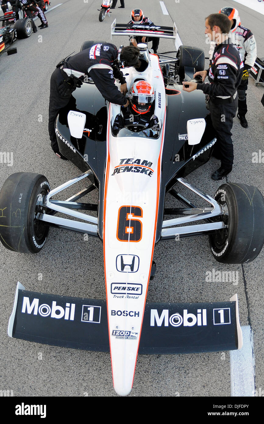 Die Crew für australische Fahrer Ryan Briscoe (6) machen letzte Vorbereitungen zum #6 Team Penske Auto vor dem Start der Firestone 550K auf dem Texas Motor Speedway in Fort Worth, Texas. (Kredit-Bild: © Jerome Miron/Southcreek Global/ZUMApress.com) Stockfoto