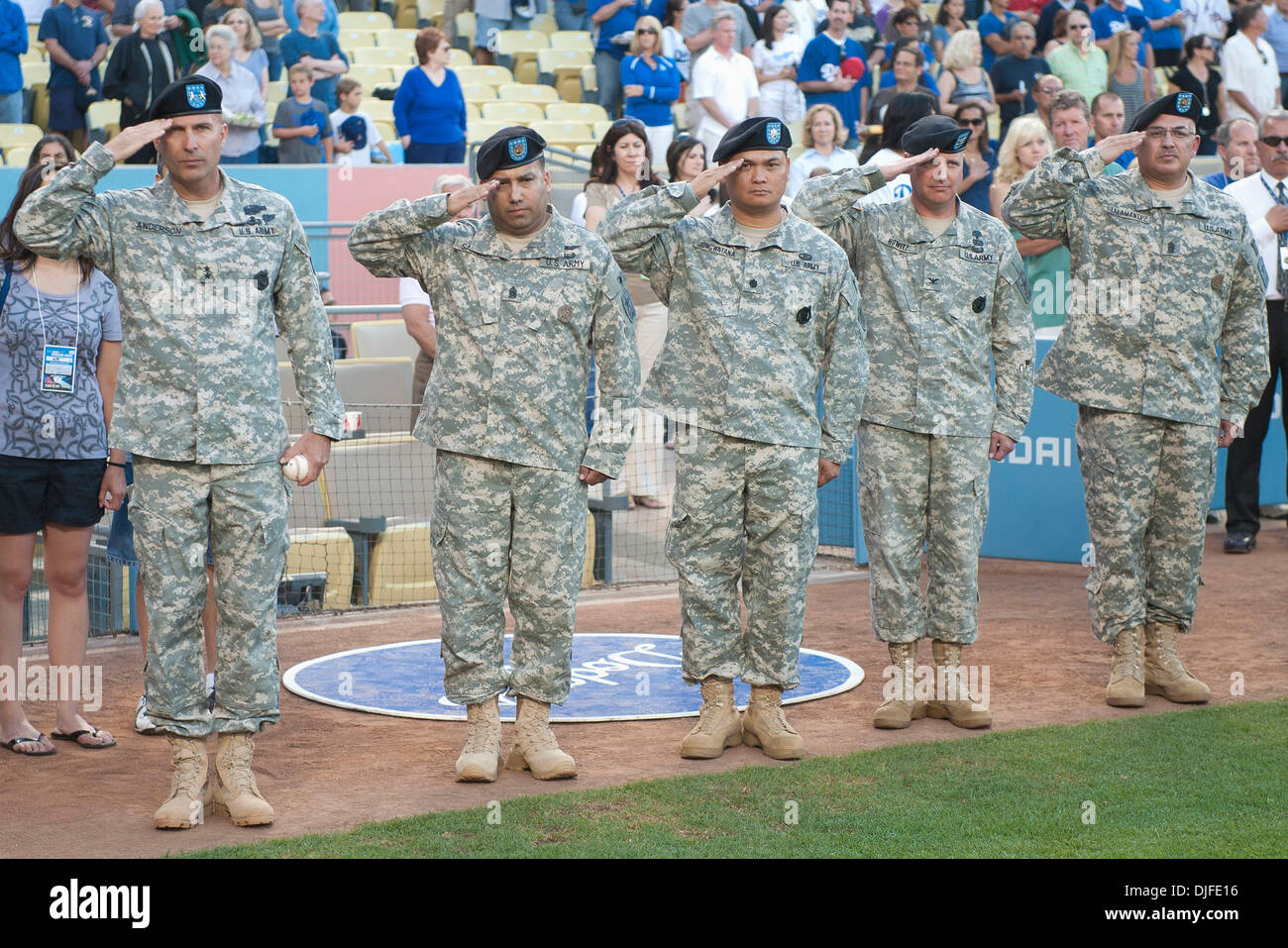 5. Juni 2010 - Los Angeles, Kalifornien, USA - 5. Juni 2010: Mitglieder der Vereinigte Staaten Armee zu begrüssen, wie die nationale Hymne von Miss America 2010 Caressa Cameron gesungen wird. Die Atlanta Braves konfrontiert die Los Angeles Dodgers im Dodger Stadium in Los Angeles, California.Mandatory Kredit: Andrew Fielding / Southcreek Global (Credit-Bild: © Andrew Fielding/Southcreek Global/ZUMApress.com Stockfoto