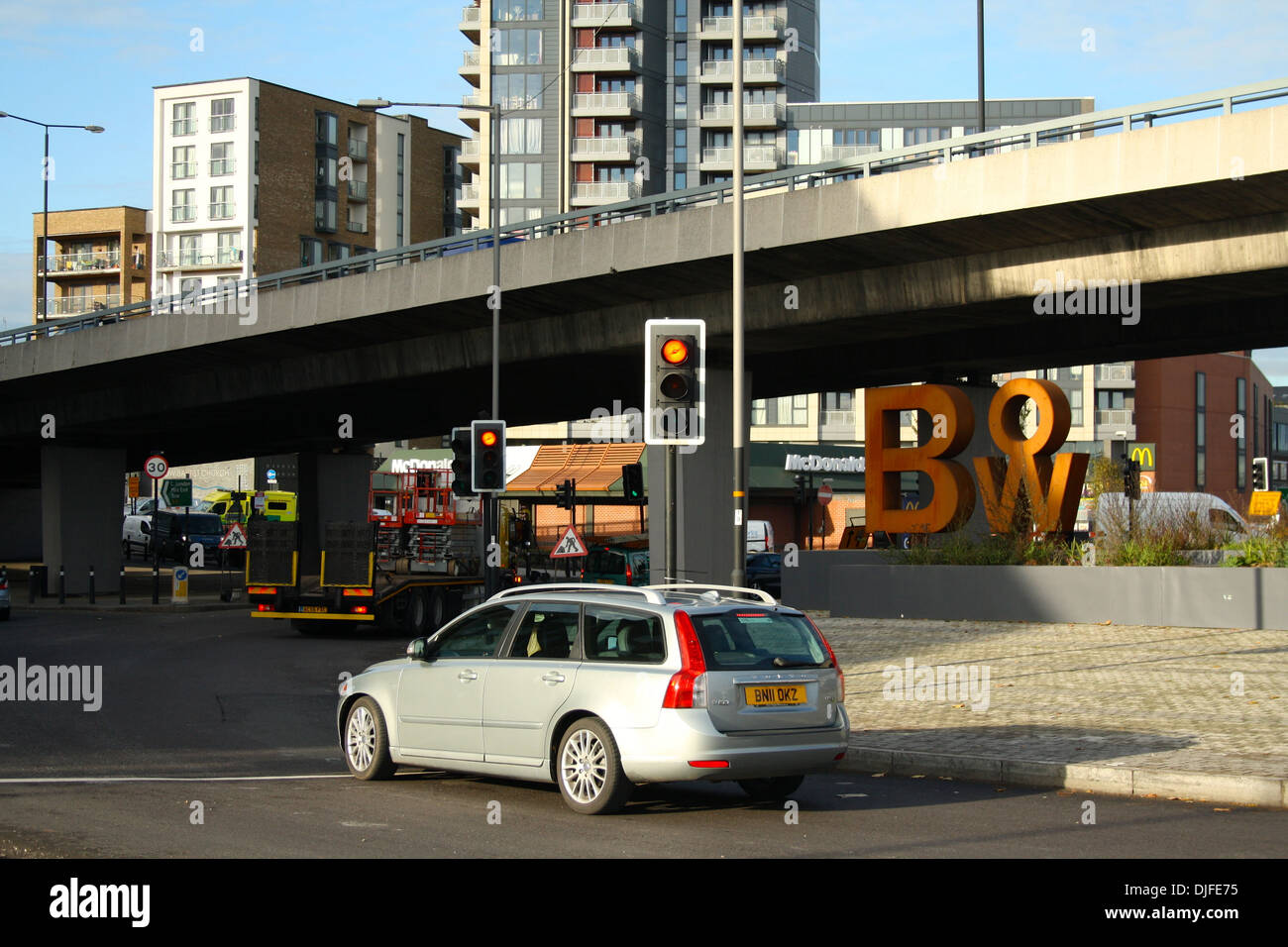 Verkehr am Bogen Kreisverkehr, East London Stockfoto