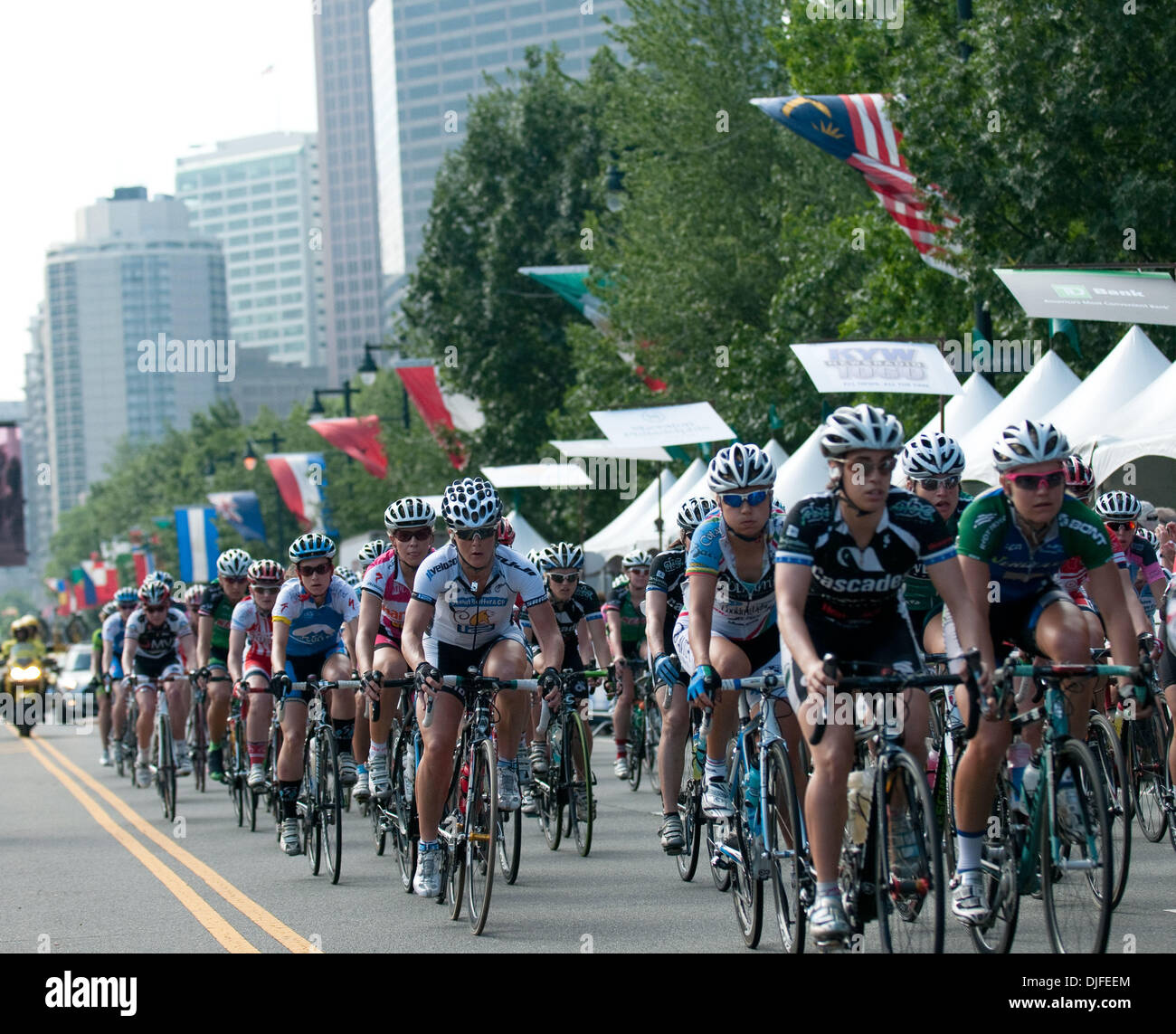6. Juni 2010 - Philadelphia, Pennsylvania, USA - Pro Cycling Teams der Frauen beginnen ihre 56,7 Meilen-Rennen bei der 2010 Philadelphia International Pro Cycling Championship. I. Teutenberg gewann das Rennen in einer Zeit der 2.31:39 (Credit-Bild: © Ricky Fitchett/ZUMApress.com) Stockfoto
