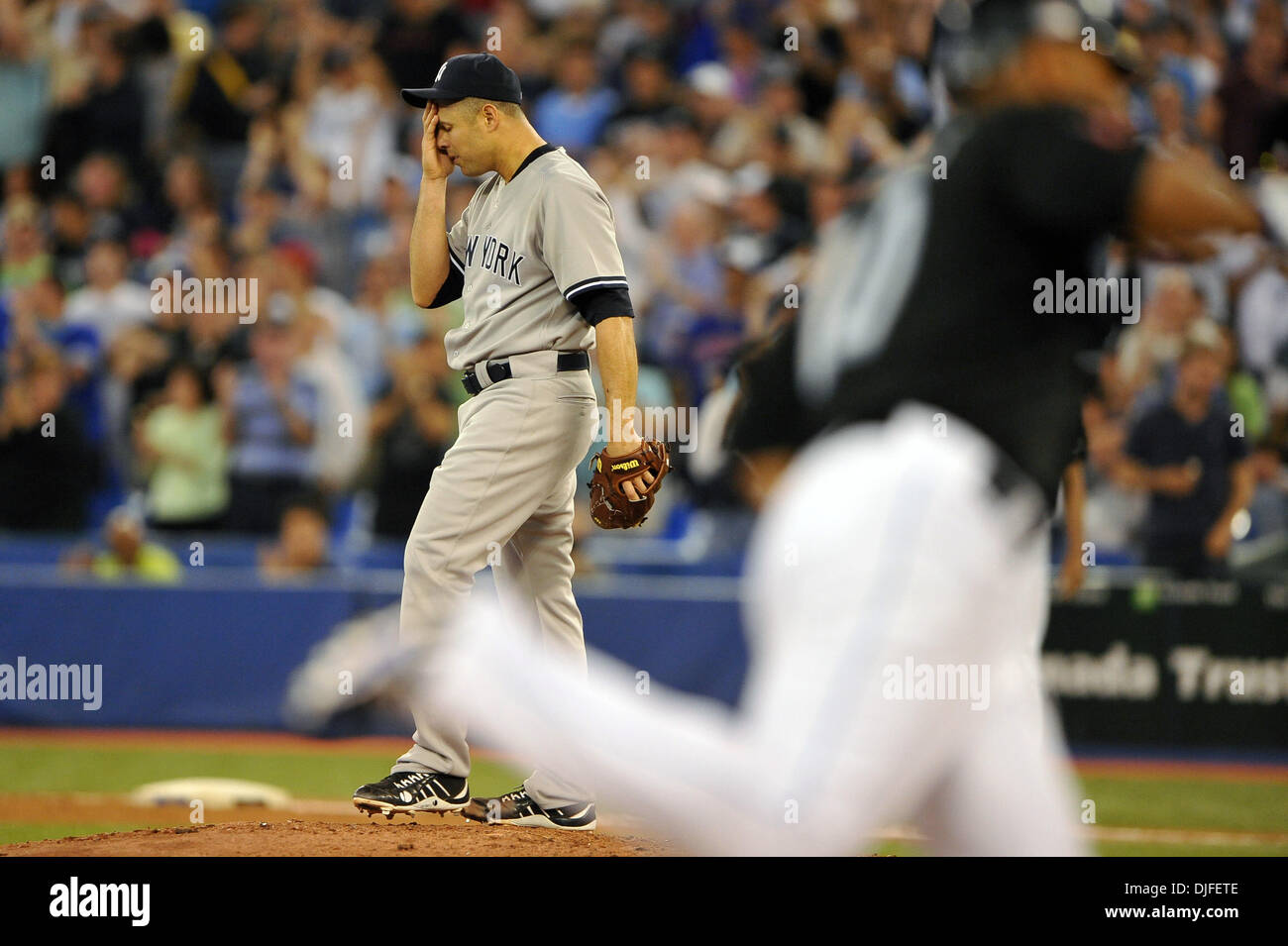 6. Juni 2010 - Toronto, Ontario, Kanada - 6. Juni 2010: New York Yankees Start Krug Javier Vazquez (31) die Enttäuschung im Gesicht wischt nach Aufgabe seiner No-Hitter beim Baseball-Spiel am Sonntag, wo besiegten die New York Yankees der Toronto Blue Jays 4-3 im Rogers Centre in Toronto, Ontario. (Kredit-Bild: © Adrian Gauthier/Southcreek Global/ZUMApress.com) Stockfoto