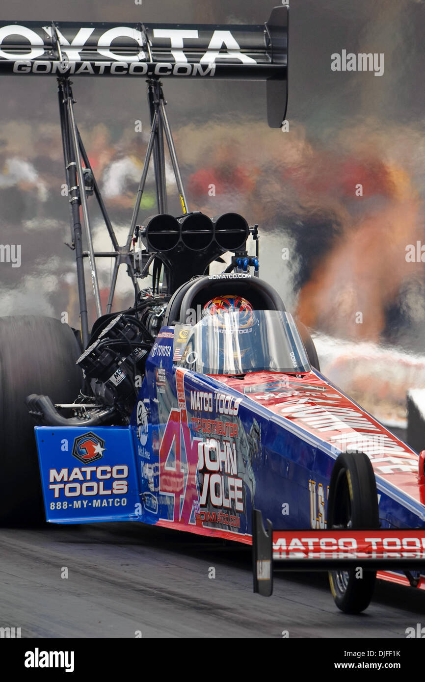 Antron Brown Rennen hinunter die Spur in seinem Matco Tools Top Fuel Dragster in der 2. Runde der Ausscheidungen.  NHRA Route 66 Nationals statt auf dem Route 66 Raceway, Joliet, Illinois. (Kredit-Bild: © John Rowland/Southcreek Global/ZUMApress.com) Stockfoto