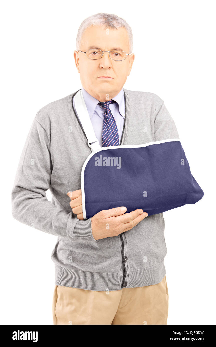 Ältere Mann mit gebrochenen Arm posieren Stockfoto