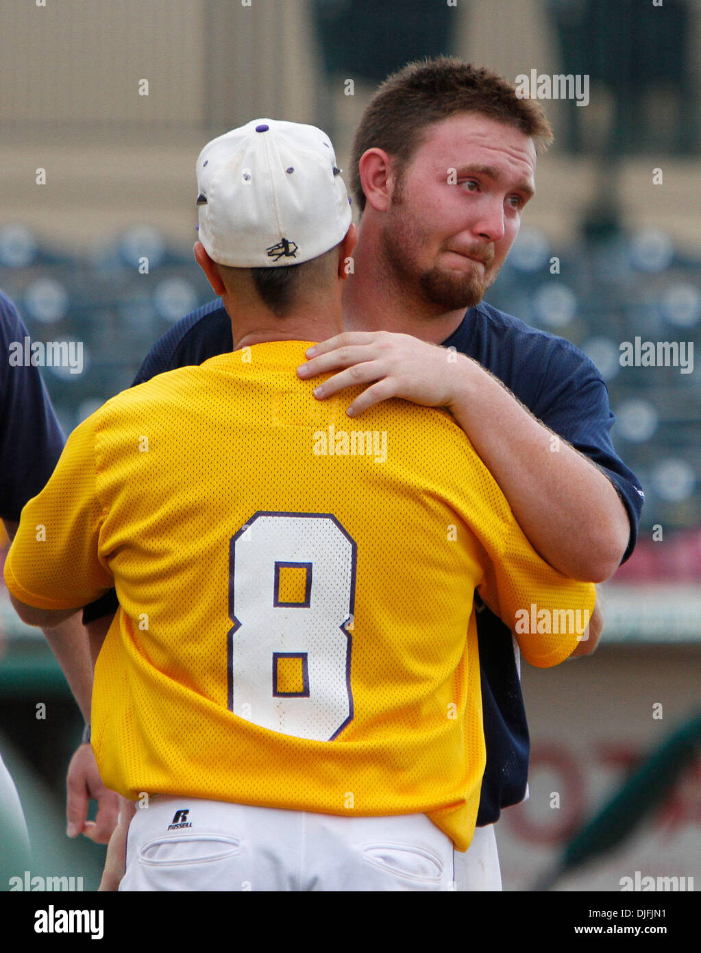 15. Juni 2010 - wurde Lexington, KY - Warren Central ab Krug Shane Waldrop, gerichtete Kamera, getröstet durch männliche Cheftrainer Todd Driskell (8) nach dem Ende des 7. Innings des Spiels Warren Central vs. männlich männlich gewann in der ersten Runde des Baseballs Forcht Bank/KHSAA Zustand Turnier im Applebee's Park auf Dienstag, 15. Juni 2010 in Lexington , KY.  Nr. 16 männlich, trailing 4 Stockfoto