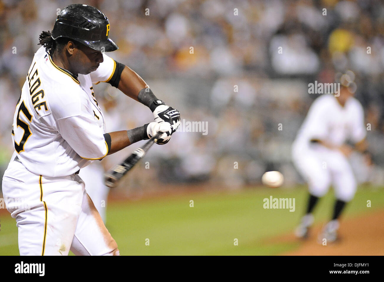 17. Juni 2010 - Pittsburgh, PA, USA - 17. Juni 2010: Pittsburgh Pirates Outfielder Lastings Milledge (85) Singles durch ein Loch am zweiten Base bringen in Pittsburgh Pirates 2 b Neil Walker (18) im achten Inning von Spiel 3 der Serie zwischen den Piraten und die White Sox im PNC Park in Pittsburgh, PA. 3... Die White Sox fegen die Piraten Spiel 3 der 3 Spiel Serie zu gewinnen Stockfoto