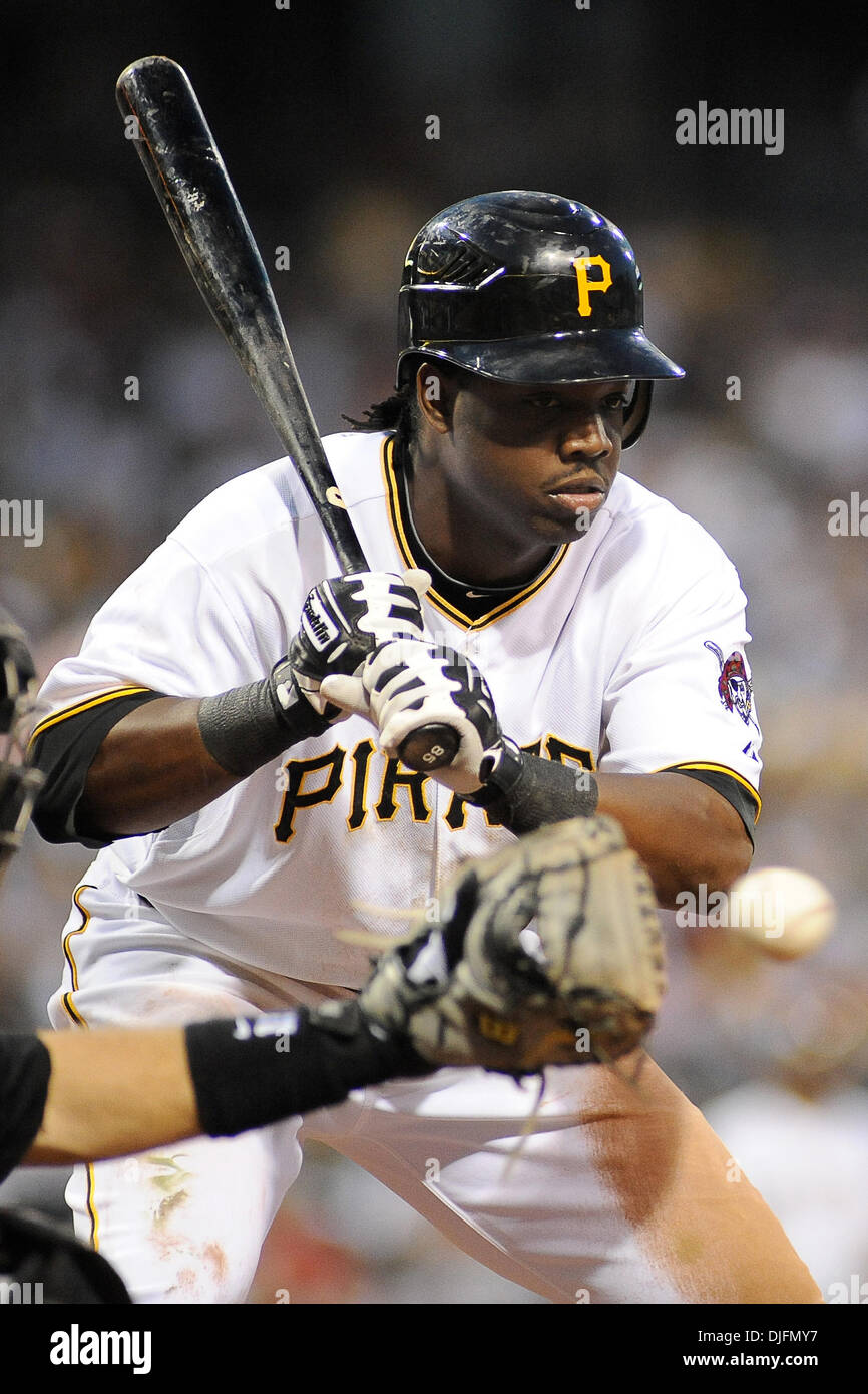 17. Juni 2010 - Pittsburgh, PA, USA - 17. Juni 2010: Pittsburgh Pirates Outfielder Lastings Milledge (85) Uhren den Kugel Schlag von ihm für einen Streik im siebten Inning von Spiel 3 der 3 Spiele-Serie zwischen den Piraten und die White Sox im PNC Park in Pittsburgh, PA... Die White Sox fegen die Piraten Spiel 3 der 3 Spiele-Serie mit einem Score von 5: 4 gewinnen und geben die Piraten thei Stockfoto