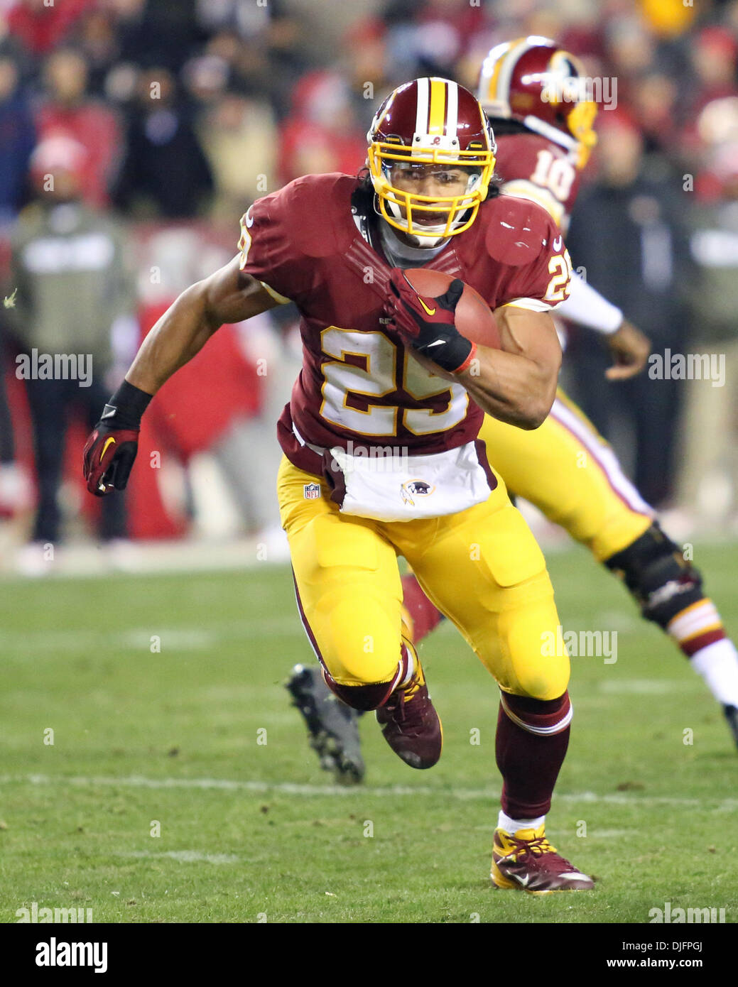 Landover, Maryland, USA. 25. November 2013. Washington Redskins Runningback Roy Helu Jr. (29) in Aktion während einer regulären Saison passen zwischen die Washington Redskins und die San Francisco 49ers bei FedEx Field in Landover, Maryland. Bildnachweis: Aktion Plus Sport/Alamy Live-Nachrichten Stockfoto