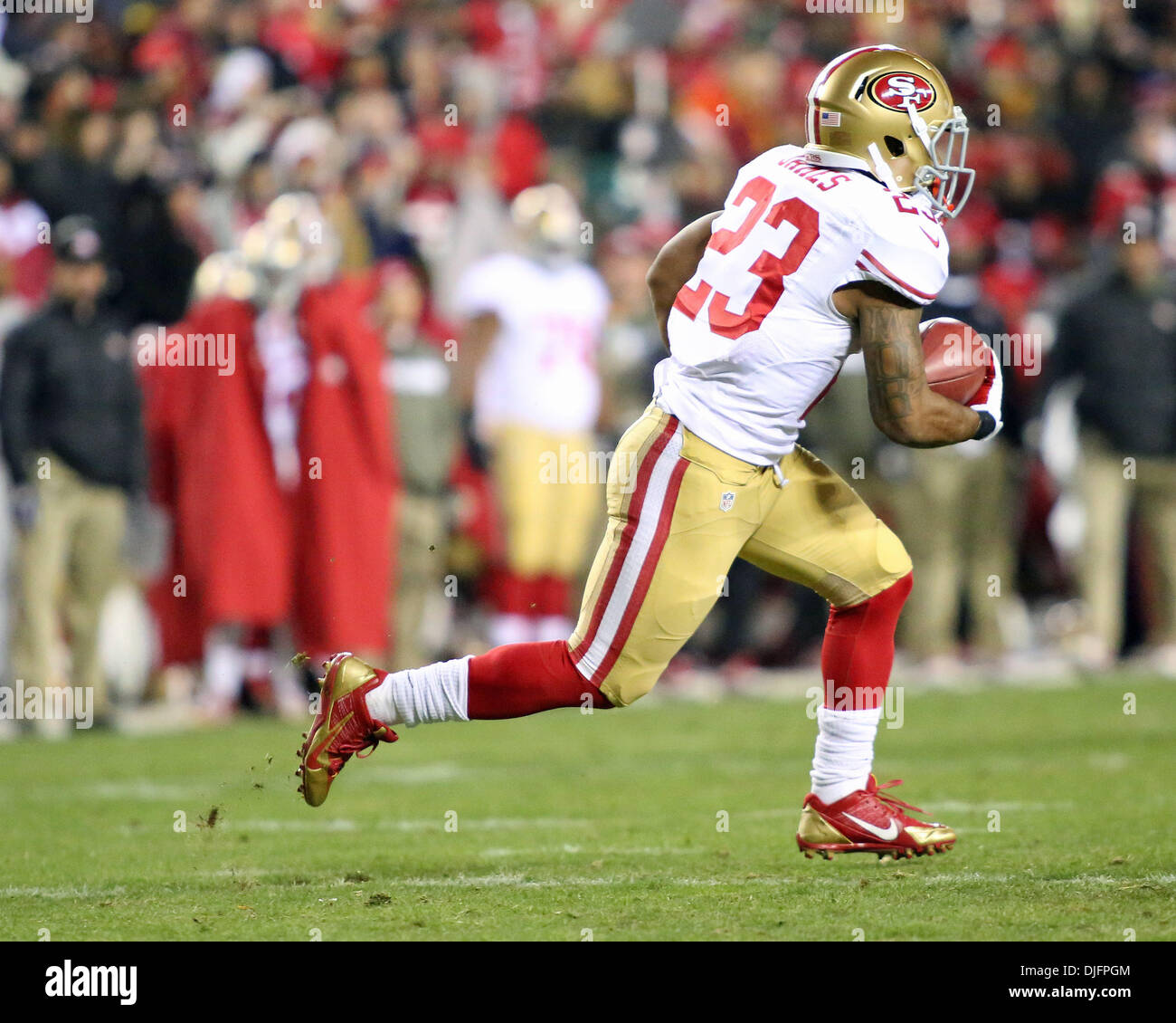 Landover, Maryland, USA. 25. November 2013. San Francisco 49ers Runningback LaMichael James (23) in Aktion während einer regulären Saison passen zwischen die Washington Redskins und die San Francisco 49ers bei FedEx Field in Landover, Maryland. Bildnachweis: Aktion Plus Sport/Alamy Live-Nachrichten Stockfoto