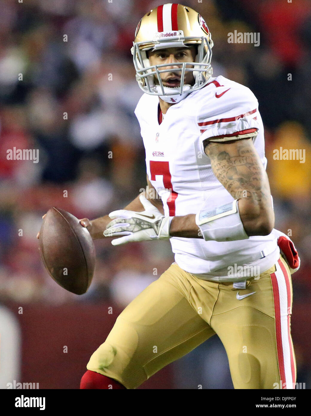Landover, Maryland, USA. 25. November 2013. San Francisco 49ers quarterback Colin Kaepernick (7) in Aktion während des regulären Saison Spiels die Washington Redskins und die San Francisco 49ers in FedEx Field in Landover, Maryland. Bildnachweis: Aktion Plus Sport/Alamy Live-Nachrichten Stockfoto