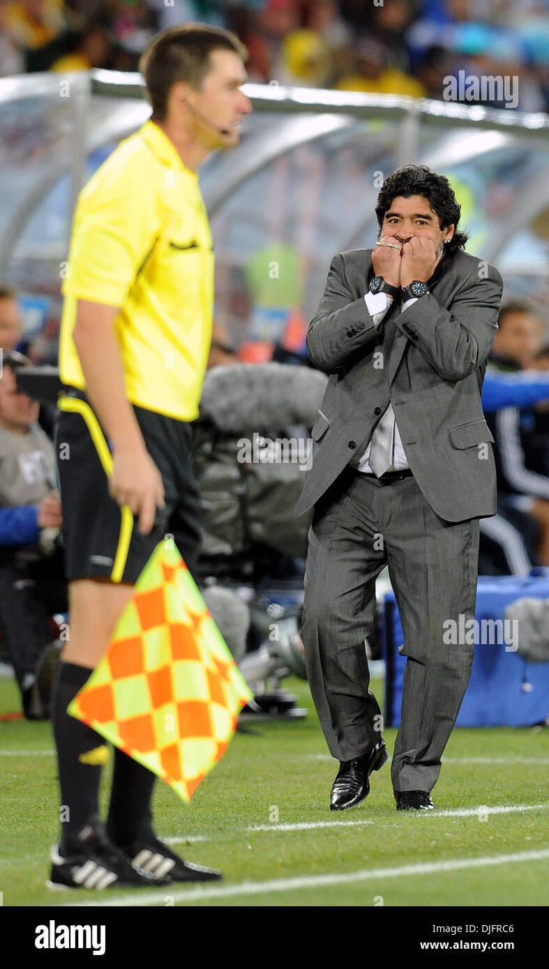 22. Juni 2010 - Polokwane, Südafrika - Argentiniens Trainer DIEGO MARADONA reagiert auf einen Schiedsrichter Anruf bei ihrem 2: 0-Sieg über Griechenland in einem FIFA World Cup-Gruppe B-Match im Peter Mokaba-Stadion. (Bild Kredit: Luca Ghidoni/ZUMApress.com ©) Stockfoto