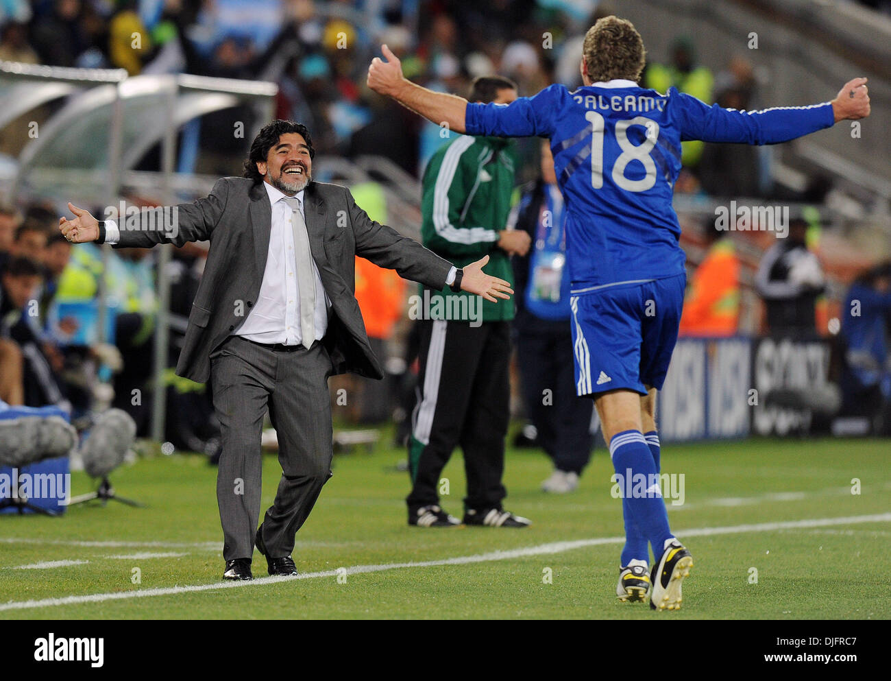 22. Juni 2010 - Polokwane, Südafrika - Diego Maradona, Trainer von Argentinien feiert ein Ziel mit Martin Palermo während des 2010 FIFA World Cup Fußballspiel zwischen Griechenland und Argentinien im Peter-Mokaba-Stadion am 22. Juni 2010 in Polokwane, Südafrika. (Bild Kredit: Luca Ghidoni/ZUMApress.com ©) Stockfoto