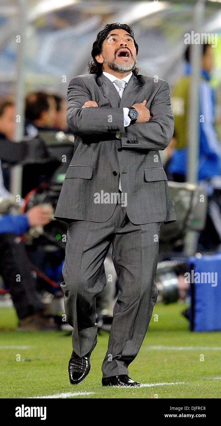 22. Juni 2010 reagiert - Polokwane, Südafrika - Diego Maradona, Trainer von Argentinien während des 2010 FIFA World Cup Fußballspiel zwischen Griechenland und Argentinien im Peter-Mokaba-Stadion am 22. Juni 2010 in Polokwane, Südafrika. (Bild Kredit: Luca Ghidoni/ZUMApress.com ©) Stockfoto