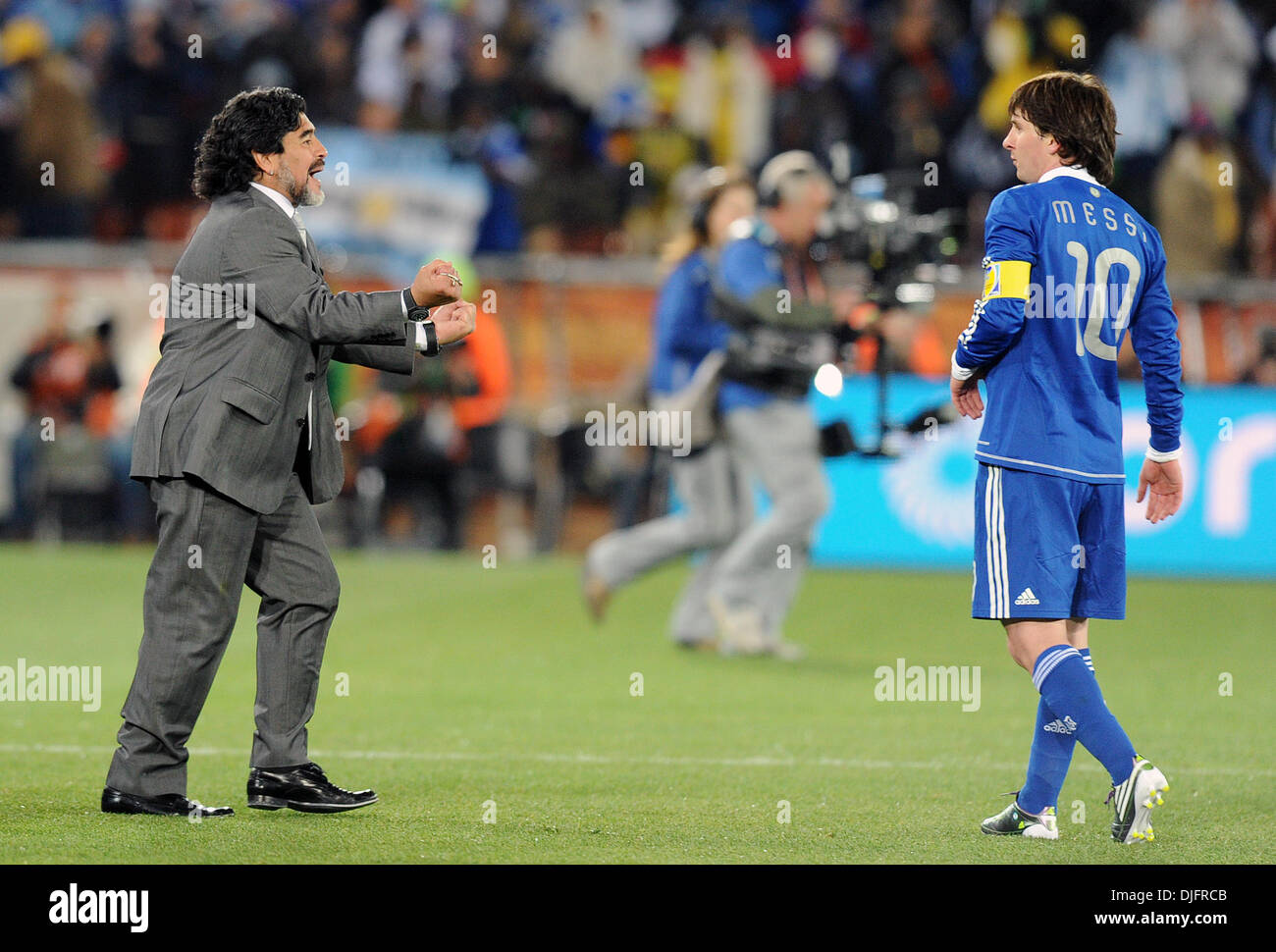 22. Juni 2010 - Polokwane, Südafrika - Diego Maradona, Trainer von Argentinien feiert Sieg mit Lionel Messi während des 2010 FIFA World Cup Fußballspiel zwischen Griechenland und Argentinien im Peter-Mokaba-Stadion am 22. Juni 2010 in Polokwane, Südafrika. (Bild Kredit: Luca Ghidoni/ZUMApress.com ©) Stockfoto