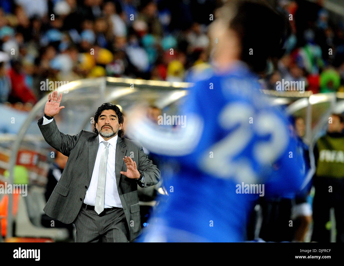 22. Juni 2010 - Polokwane, Südafrika - Diego Maradona, Trainer von Argentinien Gesten während der Fußball-WM 2010 Spiel zwischen Griechenland und Argentinien im Peter-Mokaba-Stadion am 22. Juni 2010 in Polokwane, Südafrika. (Bild Kredit: Luca Ghidoni/ZUMApress.com ©) Stockfoto