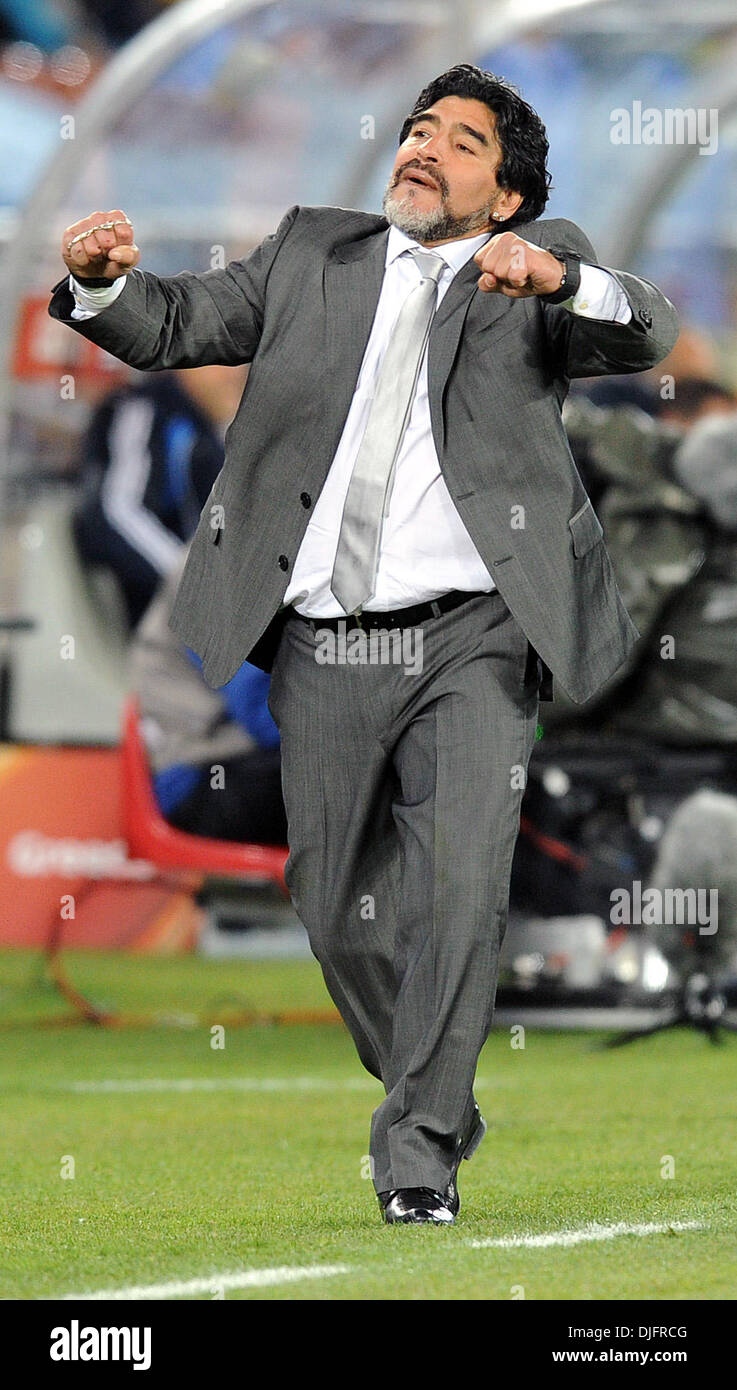 22. Juni 2010 - Polokwane, Südafrika - Diego Maradona, Trainer von Argentinien feiert ein Ziel während des 2010 FIFA World Cup Fußballspiel zwischen Griechenland und Argentinien im Peter-Mokaba-Stadion am 22. Juni 2010 in Polokwane, Südafrika. (Bild Kredit: Luca Ghidoni/ZUMApress.com ©) Stockfoto