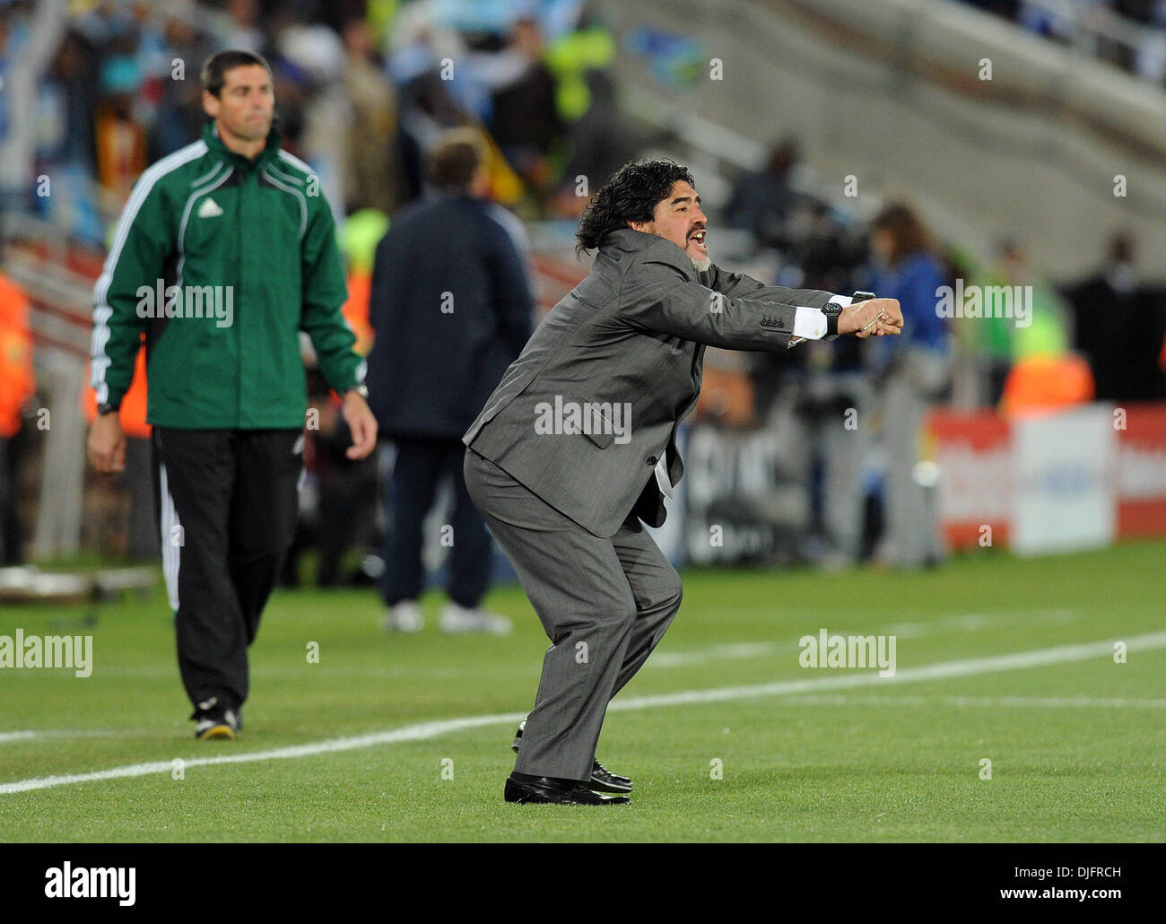 22. Juni 2010 - Polokwane, Südafrika - Diego Maradona, Trainer von Argentinien feiert ein Ziel während des 2010 FIFA World Cup Fußballspiel zwischen Griechenland und Argentinien im Peter-Mokaba-Stadion am 22. Juni 2010 in Polokwane, Südafrika. (Bild Kredit: Luca Ghidoni/ZUMApress.com ©) Stockfoto