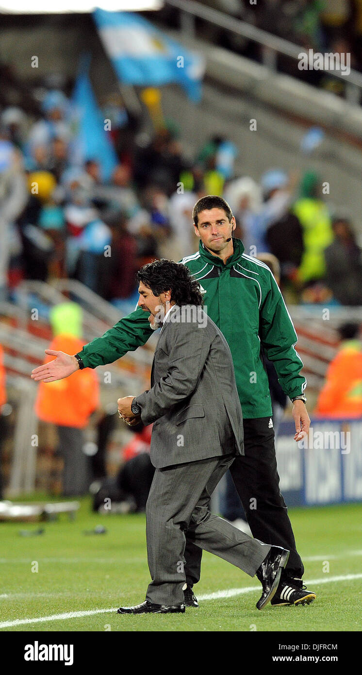 22. Juni 2010 - Polokwane, Südafrika - Diego Maradona, Trainer von Argentinien feiert ein Ziel während des 2010 FIFA World Cup Fußballspiel zwischen Griechenland und Argentinien im Peter-Mokaba-Stadion am 22. Juni 2010 in Polokwane, Südafrika. (Bild Kredit: Luca Ghidoni/ZUMApress.com ©) Stockfoto