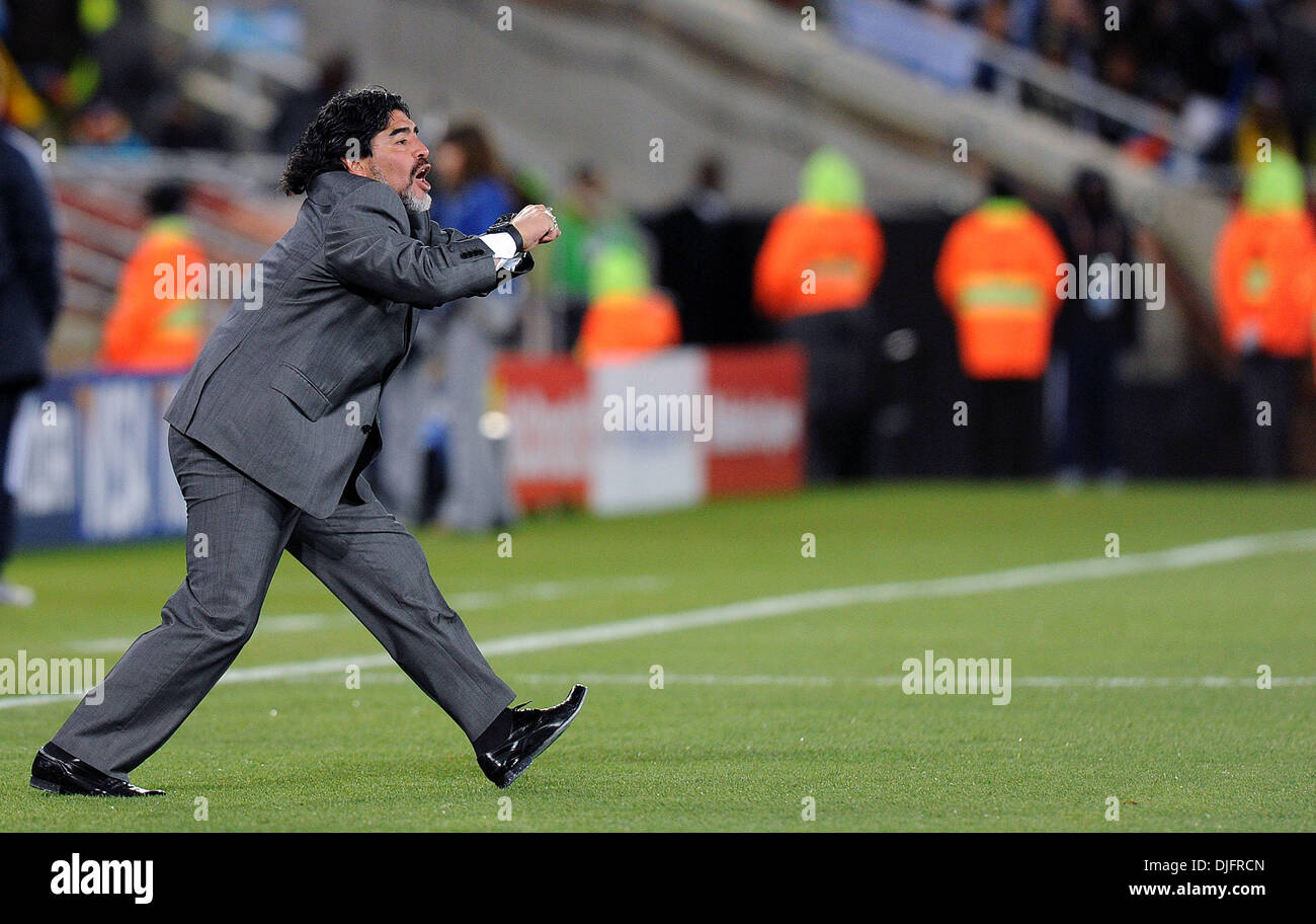 22. Juni 2010 - Polokwane, Südafrika - Diego Maradona, Trainer von Argentinien feiert ein Ziel während des 2010 FIFA World Cup Fußballspiel zwischen Griechenland und Argentinien im Peter-Mokaba-Stadion am 22. Juni 2010 in Polokwane, Südafrika. (Bild Kredit: Luca Ghidoni/ZUMApress.com ©) Stockfoto