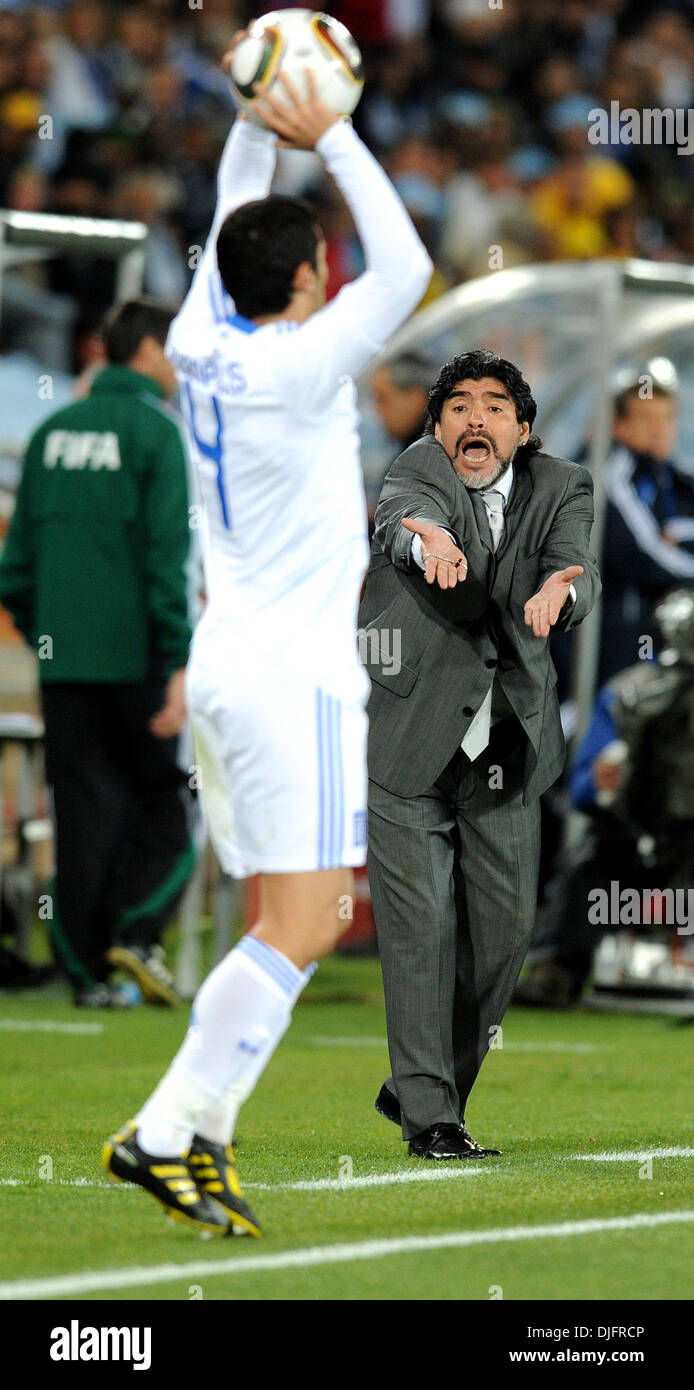 22. Juni 2010 - Polokwane, Südafrika - Diego Maradona, Trainer von Argentinien Gesten während der Fußball-WM 2010 Spiel zwischen Griechenland und Argentinien im Peter-Mokaba-Stadion am 22. Juni 2010 in Polokwane, Südafrika. (Bild Kredit: Luca Ghidoni/ZUMApress.com ©) Stockfoto