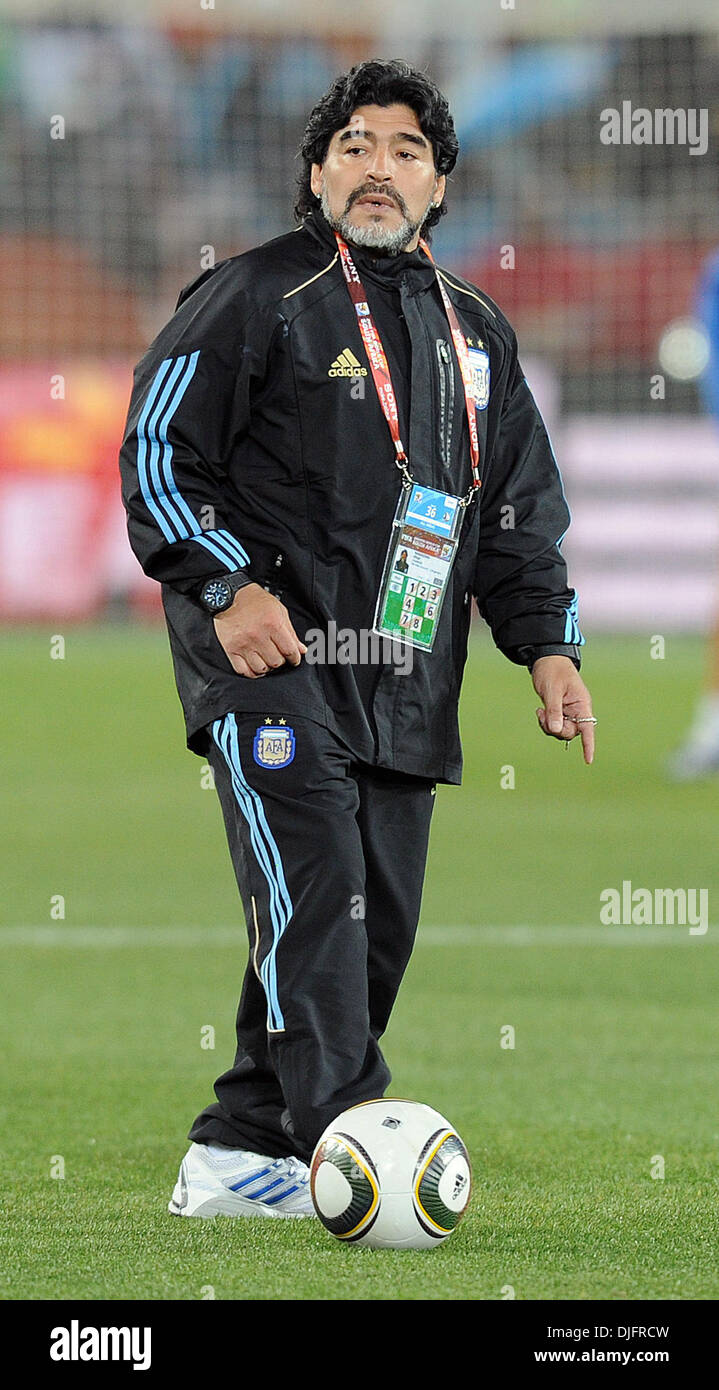 22. Juni 2010 spielt mit einem Ball - Polokwane, Südafrika - Diego Maradona, Trainer von Argentinien, bevor der 2010 FIFA World Cup Soccer match zwischen Griechenland und Argentinien im Peter-Mokaba-Stadion am 22. Juni 2010 in Polokwane, Südafrika. (Bild Kredit: Luca Ghidoni/ZUMApress.com ©) Stockfoto