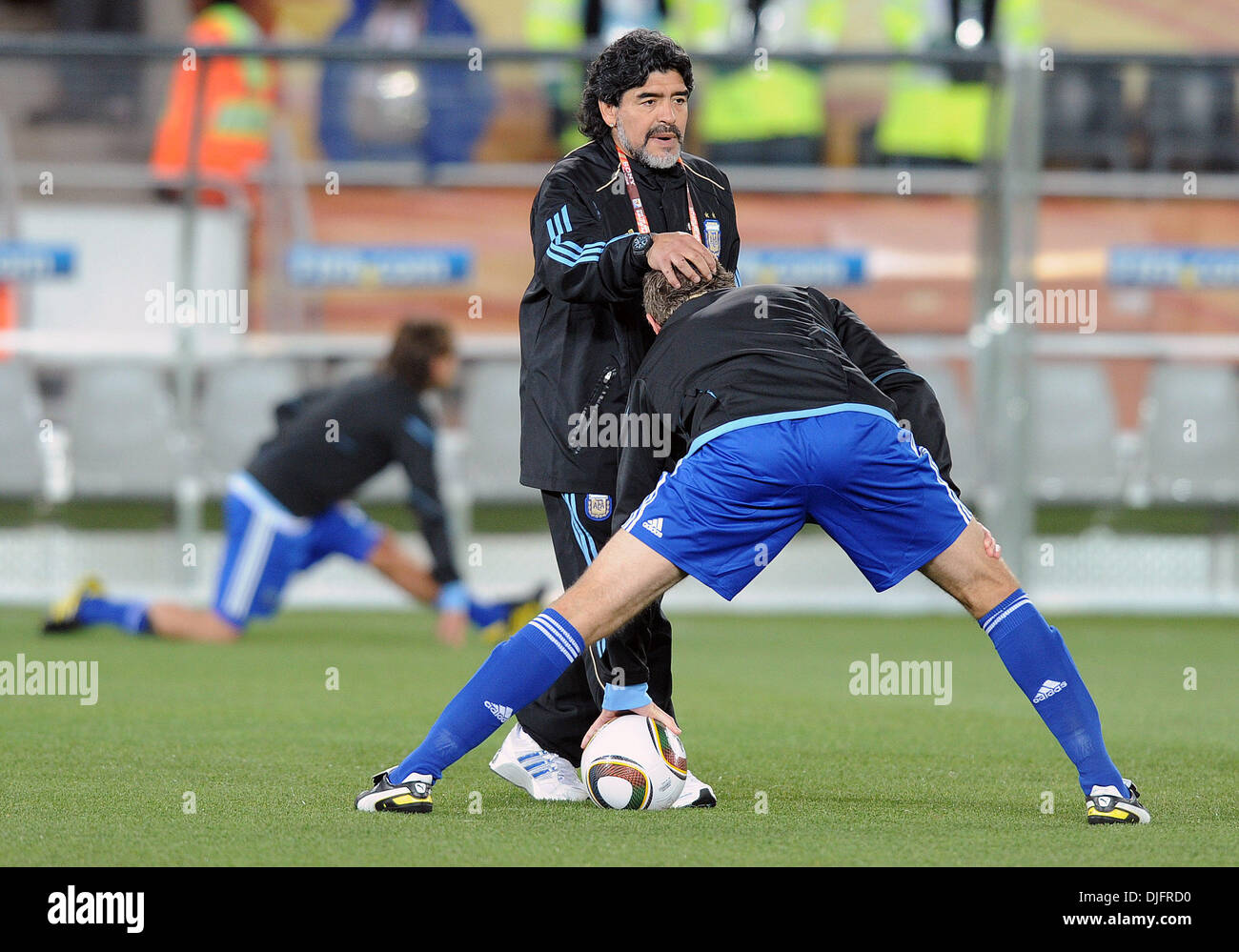 22. Juni 2010 - Polokwane, Südafrika - Diego Maradona, Trainer von Argentinien und Martin Palermo sind vor der 2010 FIFA World Cup Soccer match zwischen Griechenland und Argentinien im Peter-Mokaba-Stadion am 22. Juni 2010 in Polokwane, Südafrika gesehen. (Bild Kredit: Luca Ghidoni/ZUMApress.com ©) Stockfoto