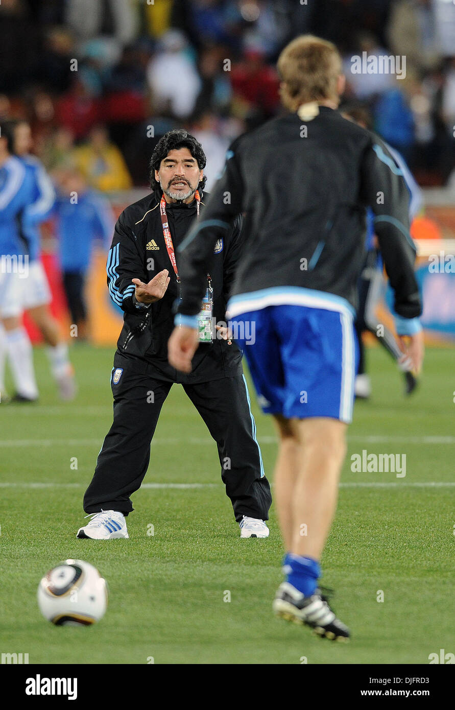 22. Juni 2010 spielt mit einem Ball mit Martin Palermo - Polokwane, Südafrika - Diego Maradona, Trainer von Argentinien, bevor der 2010 FIFA World Cup Soccer match zwischen Griechenland und Argentinien im Peter-Mokaba-Stadion am 22. Juni 2010 in Polokwane, Südafrika. (Bild Kredit: Luca Ghidoni/ZUMApress.com ©) Stockfoto