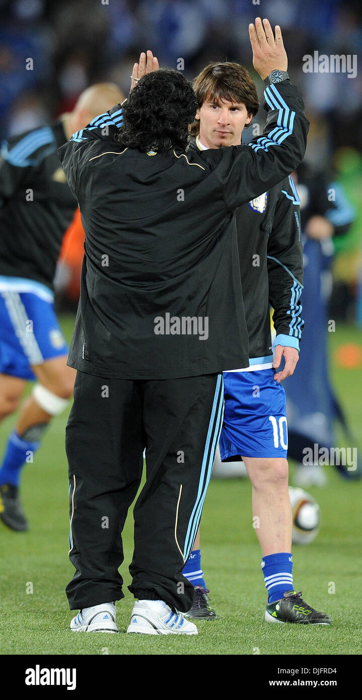 22. Juni 2010 - Polokwane, Südafrika - Diego Maradona, Trainer von Argentinien und Lionel Messi sind vor der 2010 FIFA World Cup Soccer match zwischen Griechenland und Argentinien im Peter-Mokaba-Stadion am 22. Juni 2010 in Polokwane, Südafrika gesehen. (Bild Kredit: Luca Ghidoni/ZUMApress.com ©) Stockfoto