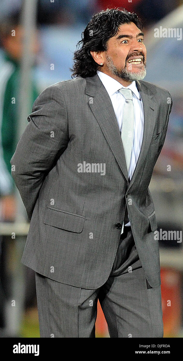 22. Juni 2010 reagiert - Polokwane, Südafrika - Diego Maradona, Trainer von Argentinien während des 2010 FIFA World Cup Fußballspiel zwischen Griechenland und Argentinien im Peter-Mokaba-Stadion am 22. Juni 2010 in Polokwane, Südafrika. (Bild Kredit: Luca Ghidoni/ZUMApress.com ©) Stockfoto