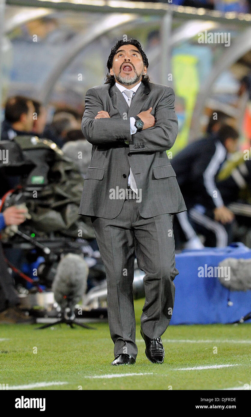 22. Juni 2010 reagiert - Polokwane, Südafrika - Diego Maradona, Trainer von Argentinien während des 2010 FIFA World Cup Fußballspiel zwischen Griechenland und Argentinien im Peter-Mokaba-Stadion am 22. Juni 2010 in Polokwane, Südafrika. (Bild Kredit: Luca Ghidoni/ZUMApress.com ©) Stockfoto